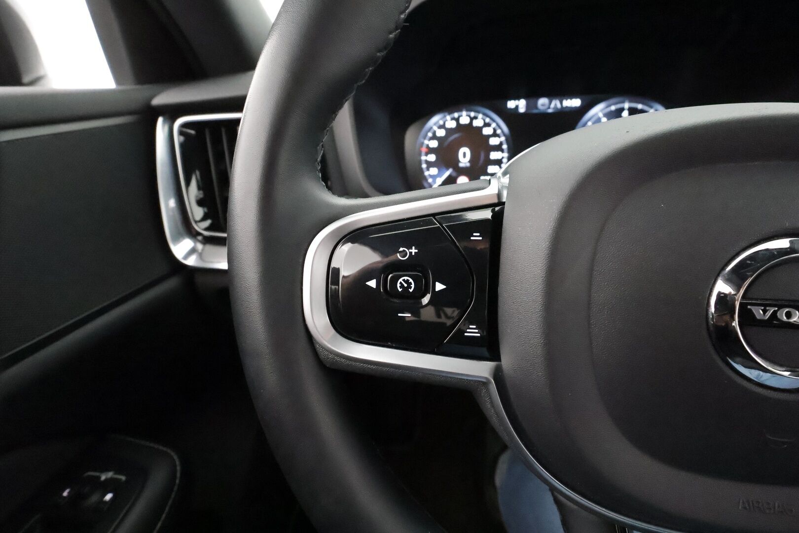 Volvo V60 2022 B4 MHEV Business R-Design Edition DCT aut * Webasto / Koukku / ACC / Full-LED / P.Kamera / Muistipenkki / Navi / Keyless * - 1-om Suomi-auto / Kahdet renkaat aluvanteilla / Merkkihuollot