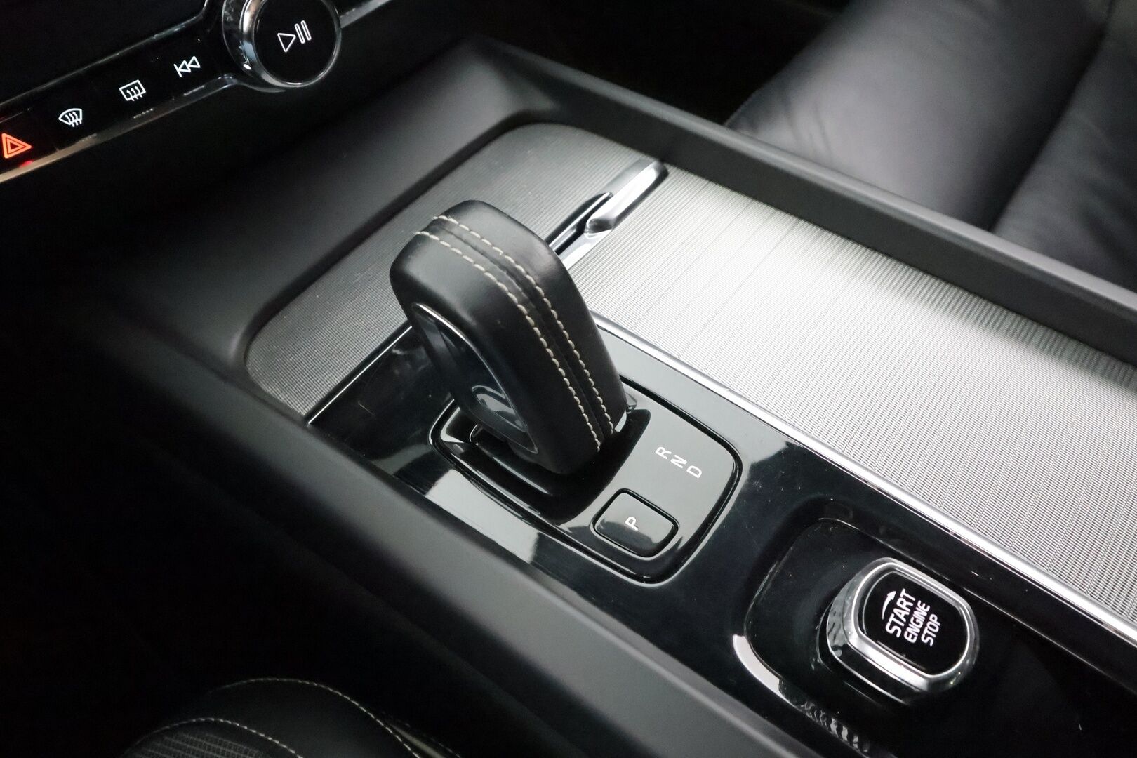 Volvo V60 2022 B4 MHEV Business R-Design Edition DCT aut * Webasto / Koukku / ACC / Full-LED / P.Kamera / Muistipenkki / Navi / Keyless * - 1-om Suomi-auto / Kahdet renkaat aluvanteilla / Merkkihuollot