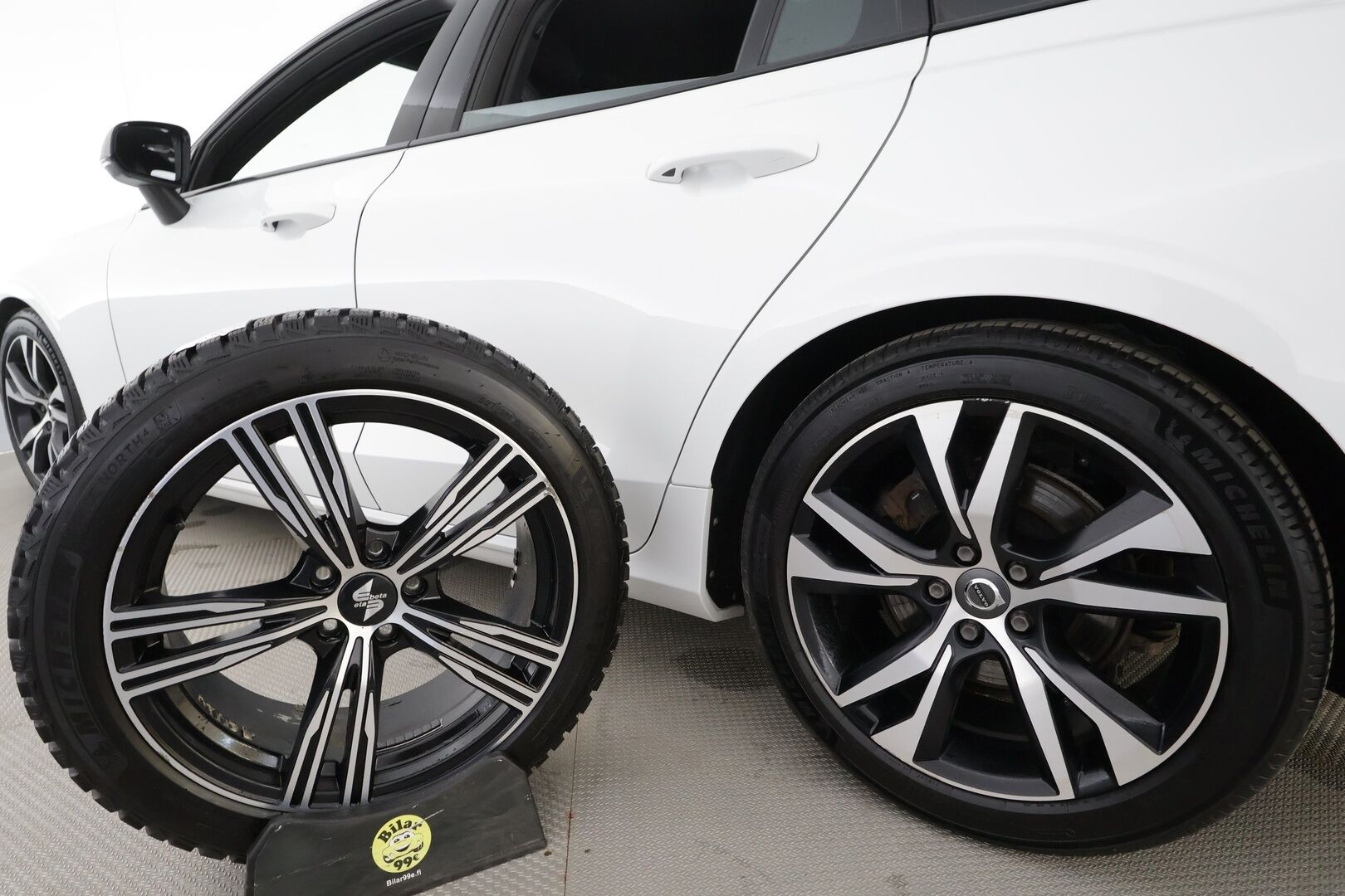 Volvo V60 2022 B4 MHEV Business R-Design Edition DCT aut * Webasto / Koukku / ACC / Full-LED / P.Kamera / Muistipenkki / Navi / Keyless * - 1-om Suomi-auto / Kahdet renkaat aluvanteilla / Merkkihuollot