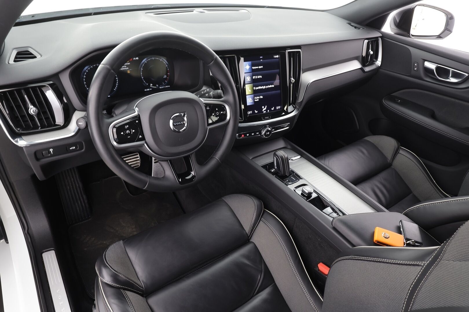 Volvo V60 2022 B4 MHEV Business R-Design Edition DCT aut * Webasto / Koukku / ACC / Full-LED / P.Kamera / Muistipenkki / Navi / Keyless * - 1-om Suomi-auto / Kahdet renkaat aluvanteilla / Merkkihuollot