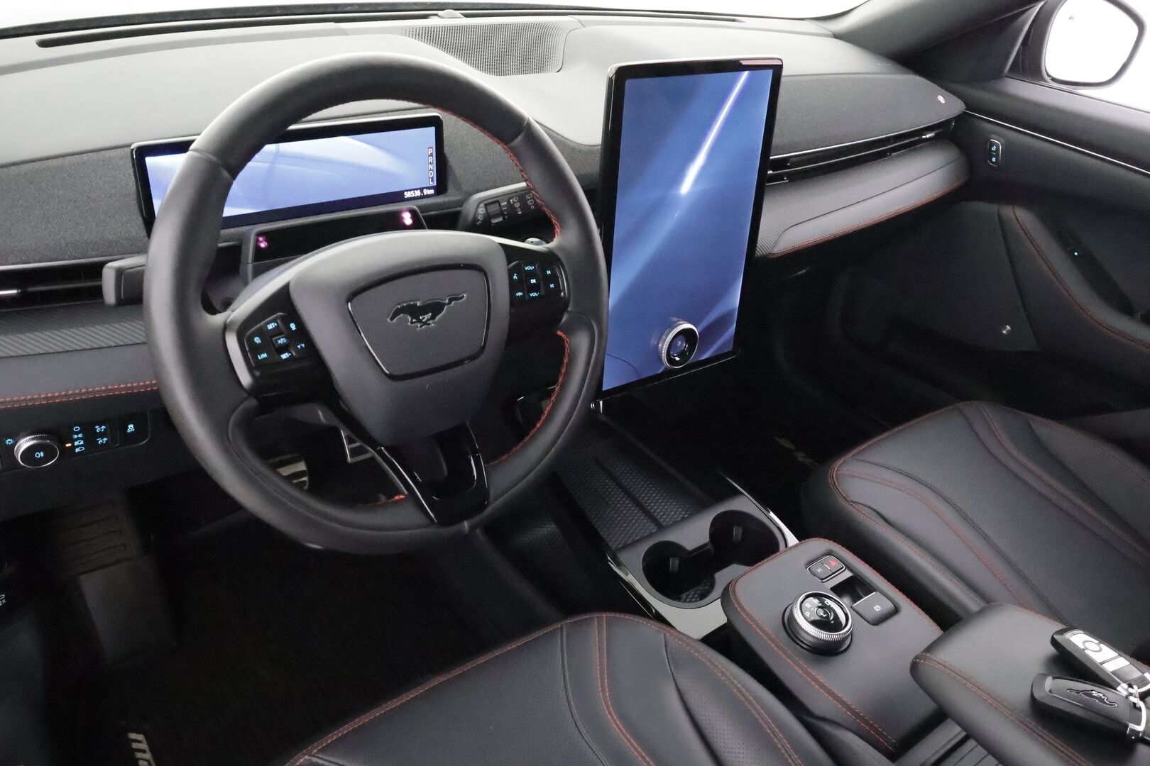 Ford Mustang Mach-E 2022 269hv A1 AWD * ACC / B&O / Lasikatto / Muistipenkki / 360 / LED / Koukku / Keyless * - 1-om Suomi-auto / Akku kuntotarkastettu / Kahdet renkaat aluvanteilla / Merkkihuollot