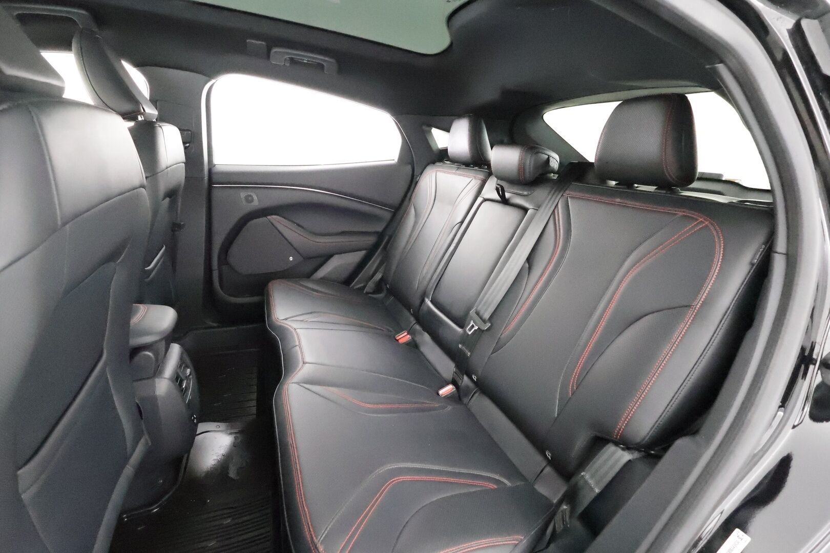 Ford Mustang Mach-E 2022 269hv A1 AWD * ACC / B&O / Lasikatto / Muistipenkki / 360 / LED / Koukku / Keyless * - 1-om Suomi-auto / Akku kuntotarkastettu / Kahdet renkaat aluvanteilla / Merkkihuollot