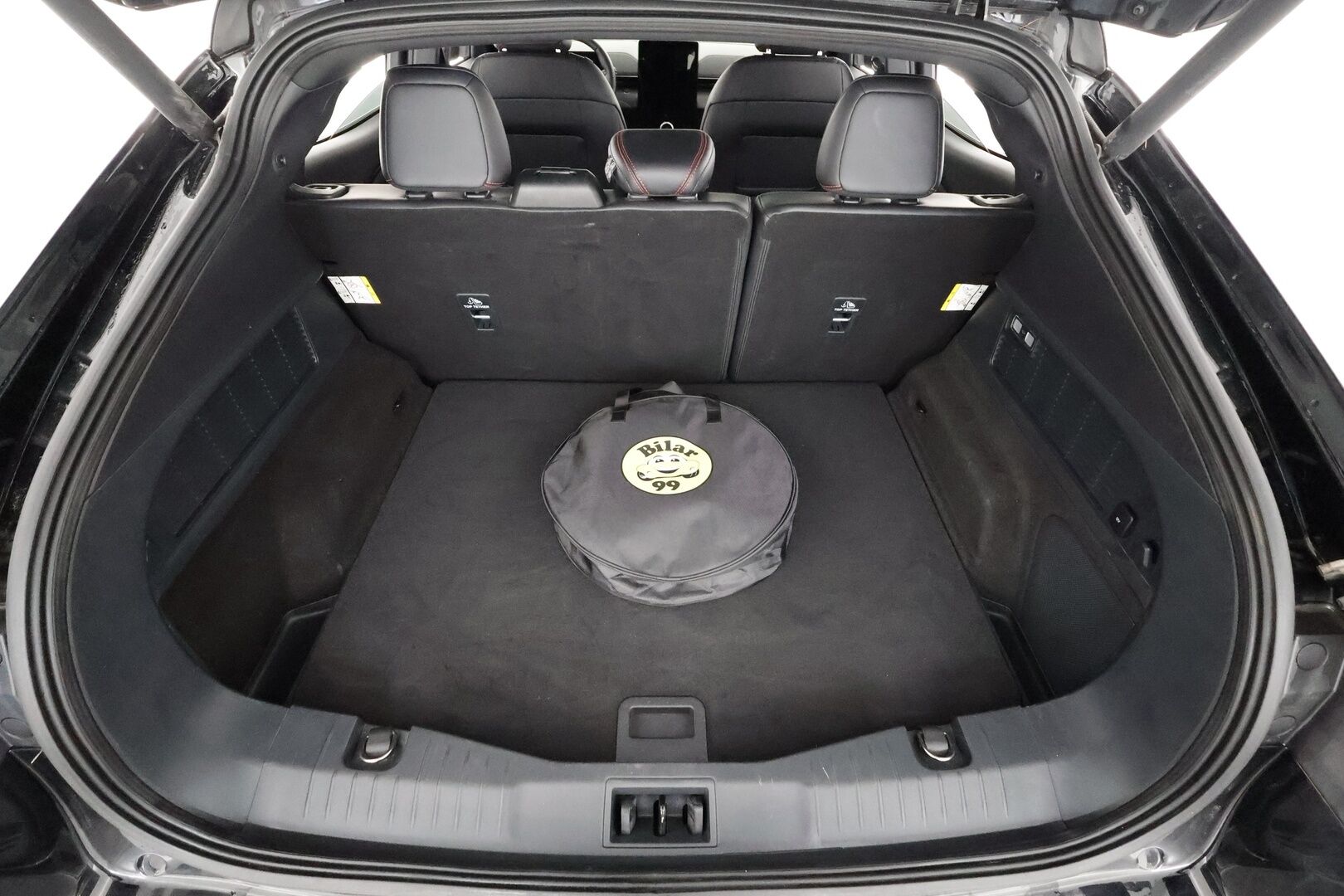 Ford Mustang Mach-E 2022 269hv A1 AWD * ACC / B&O / Lasikatto / Muistipenkki / 360 / LED / Koukku / Keyless * - 1-om Suomi-auto / Akku kuntotarkastettu / Kahdet renkaat aluvanteilla / Merkkihuollot