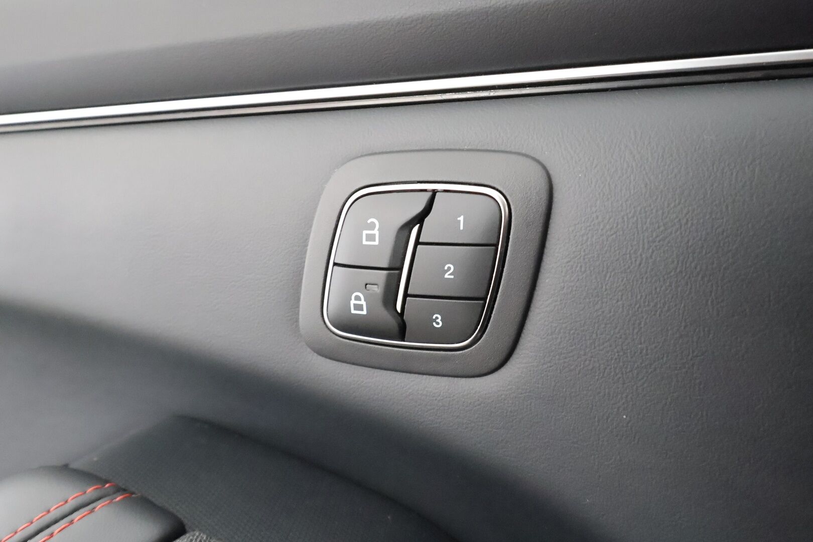 Ford Mustang Mach-E 2022 269hv A1 AWD * ACC / B&O / Lasikatto / Muistipenkki / 360 / LED / Koukku / Keyless * - 1-om Suomi-auto / Akku kuntotarkastettu / Kahdet renkaat aluvanteilla / Merkkihuollot