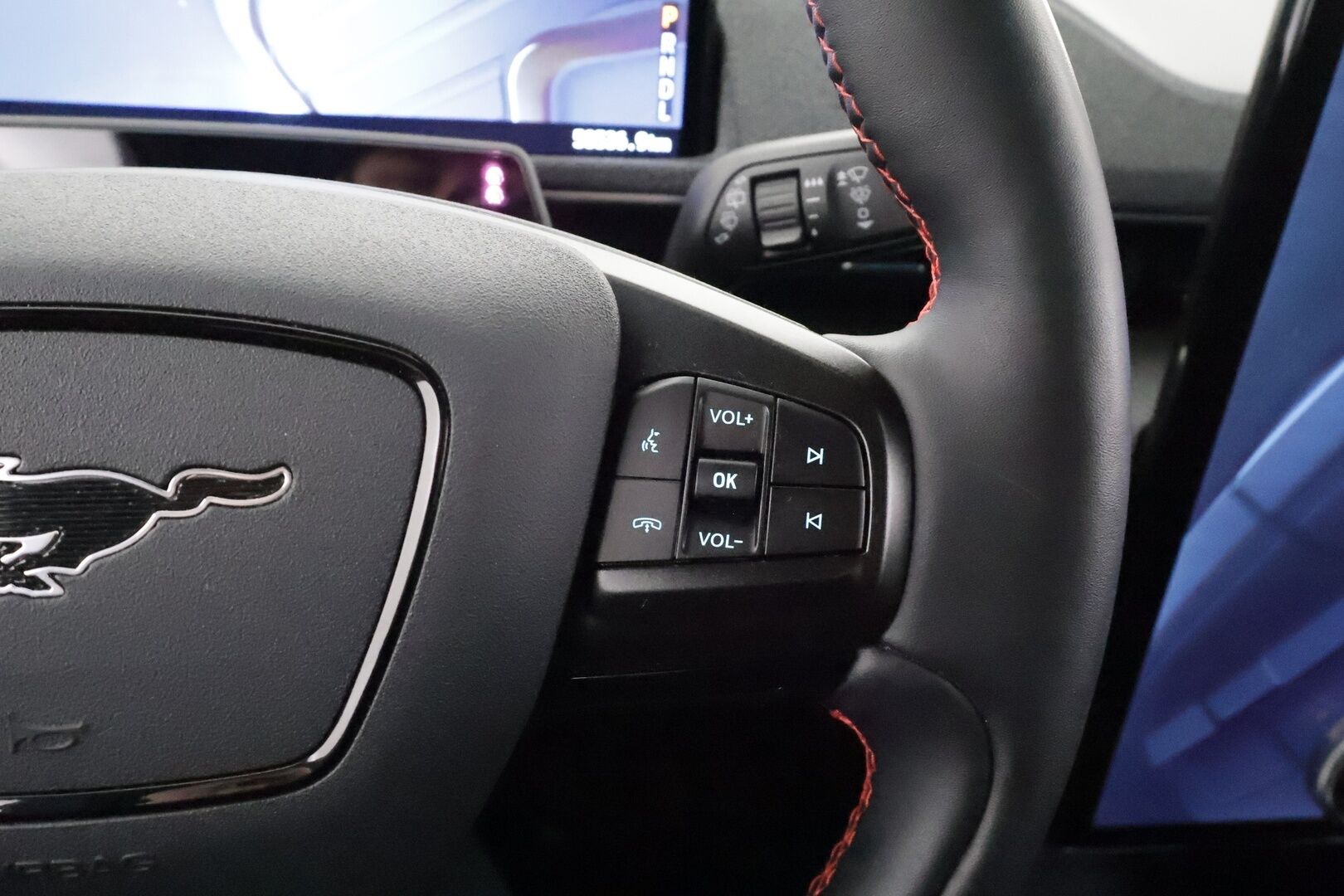 Ford Mustang Mach-E 2022 269hv A1 AWD * ACC / B&O / Lasikatto / Muistipenkki / 360 / LED / Koukku / Keyless * - 1-om Suomi-auto / Akku kuntotarkastettu / Kahdet renkaat aluvanteilla / Merkkihuollot