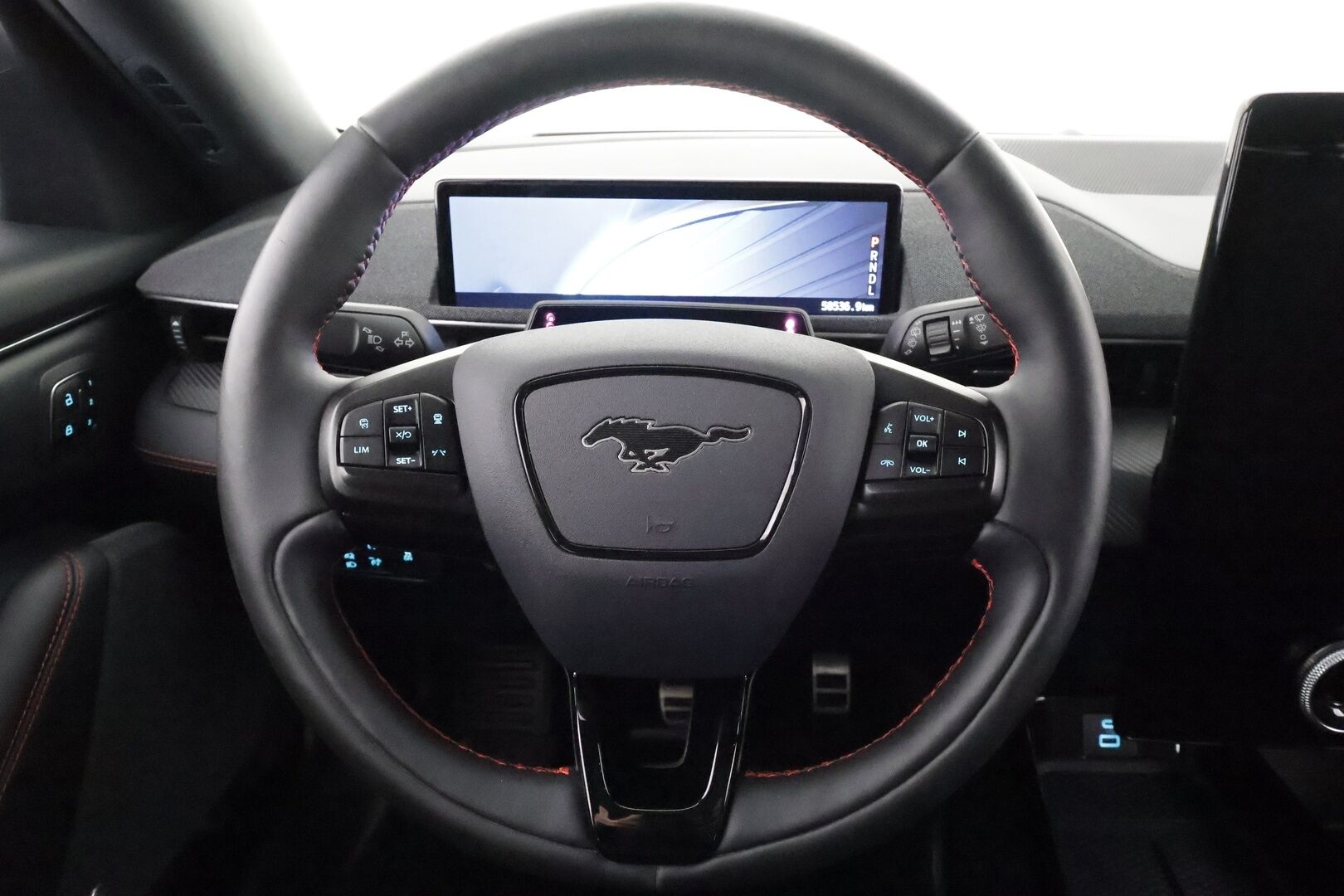 Ford Mustang Mach-E 2022 269hv A1 AWD * ACC / B&O / Lasikatto / Muistipenkki / 360 / LED / Koukku / Keyless * - 1-om Suomi-auto / Akku kuntotarkastettu / Kahdet renkaat aluvanteilla / Merkkihuollot