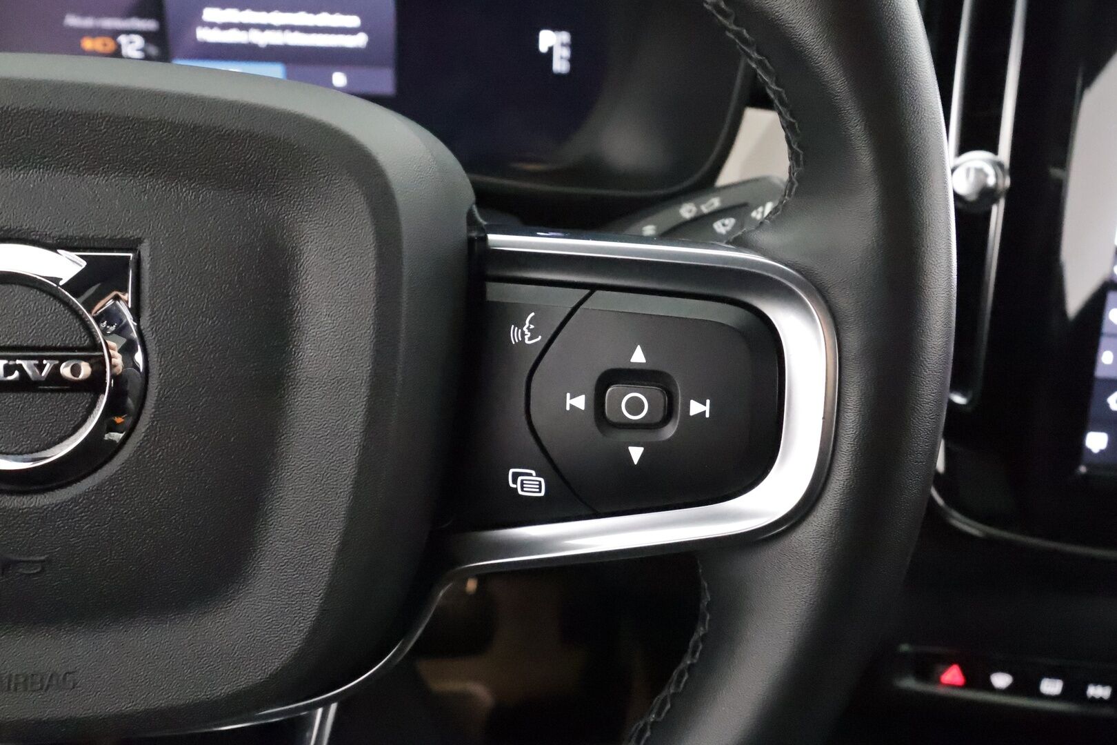 Volvo C40 2022 Recharge Twin Business Launch Edition aut * ILP / Koukku / ACC / Lasikatto / Pixel-LED / 360 / H&K * - Sportpenkki Muistilla / 1-om Suomi-auto / Kahdet renkaat aluvanteilla / Merkkihuollot