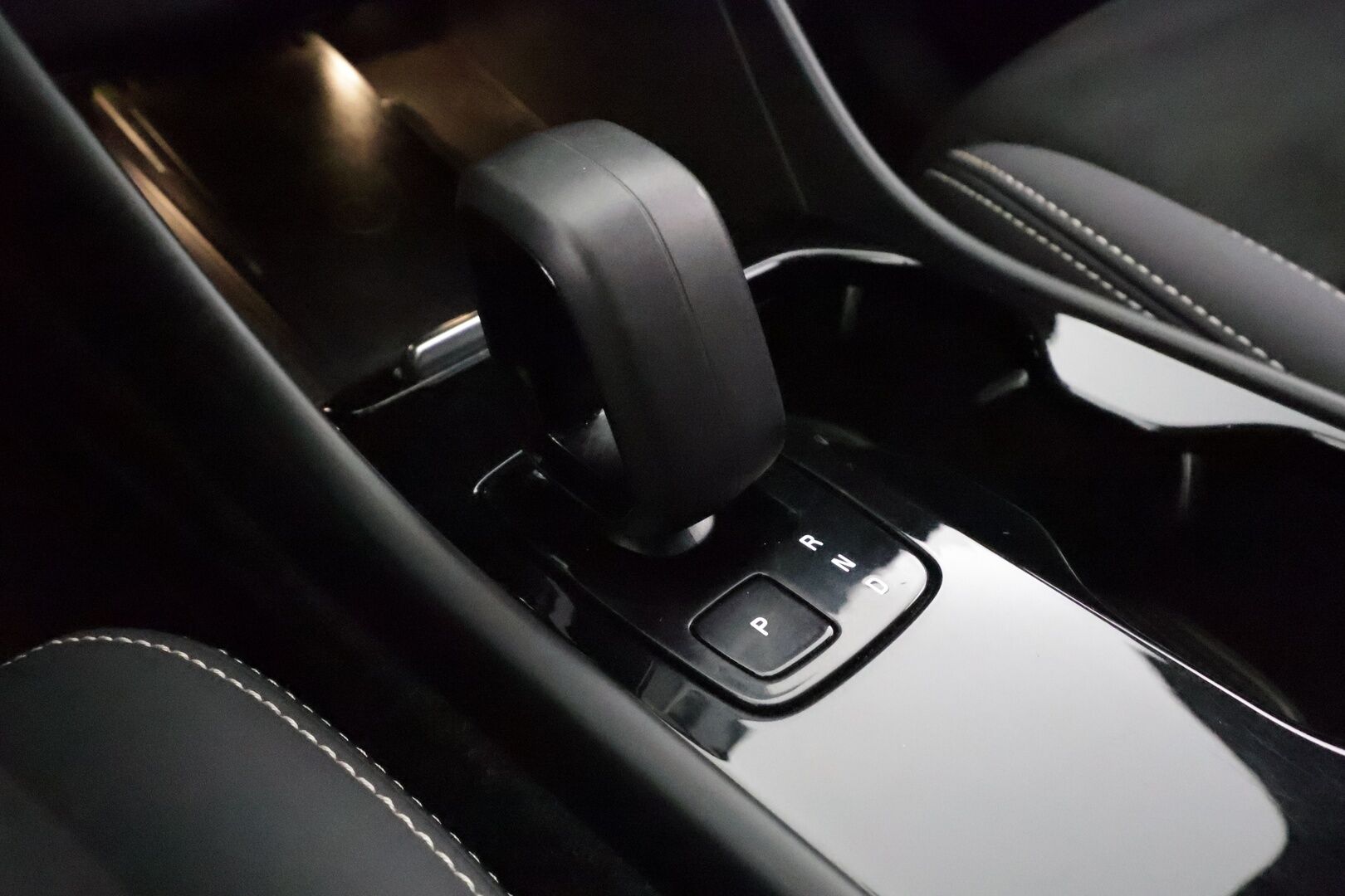 Volvo C40 2022 Recharge Twin Business Launch Edition aut * ILP / Koukku / ACC / Lasikatto / Pixel-LED / 360 / H&K * - Sportpenkki Muistilla / 1-om Suomi-auto / Kahdet renkaat aluvanteilla / Merkkihuollot