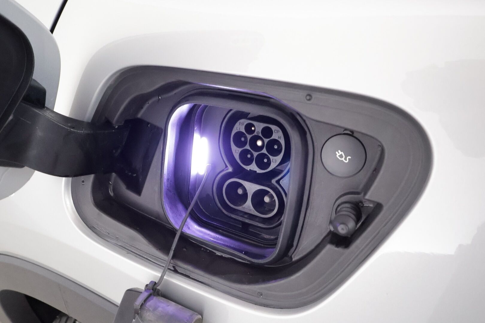 Volvo C40 2022 Recharge Twin Business Launch Edition aut * ILP / Koukku / ACC / Lasikatto / Pixel-LED / 360 / H&K * - Sportpenkki Muistilla / 1-om Suomi-auto / Kahdet renkaat aluvanteilla / Merkkihuollot