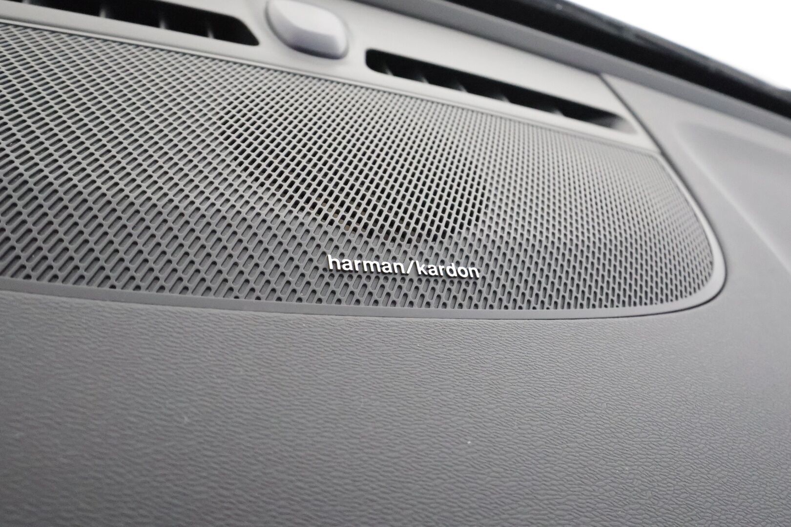 Volvo C40 2022 Recharge Twin Business Launch Edition aut * ILP / Koukku / ACC / Lasikatto / Pixel-LED / 360 / H&K * - Sportpenkki Muistilla / 1-om Suomi-auto / Kahdet renkaat aluvanteilla / Merkkihuollot