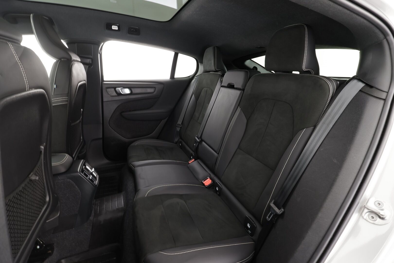 Volvo C40 2022 Recharge Twin Business Launch Edition aut * ILP / Koukku / ACC / Lasikatto / Pixel-LED / 360 / H&K * - Sportpenkki Muistilla / 1-om Suomi-auto / Kahdet renkaat aluvanteilla / Merkkihuollot