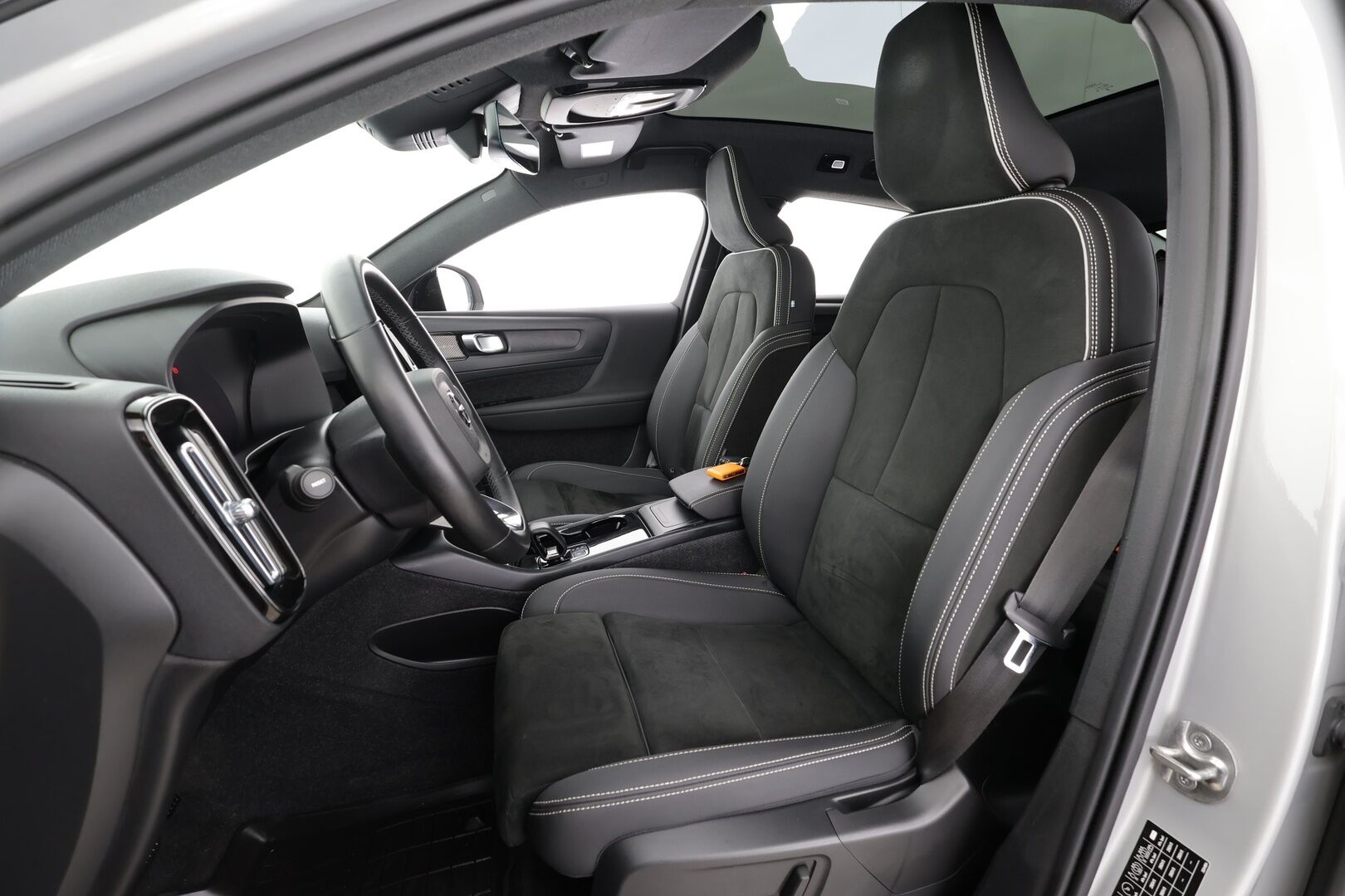 Volvo C40 2022 Recharge Twin Business Launch Edition aut * ILP / Koukku / ACC / Lasikatto / Pixel-LED / 360 / H&K * - Sportpenkki Muistilla / 1-om Suomi-auto / Kahdet renkaat aluvanteilla / Merkkihuollot