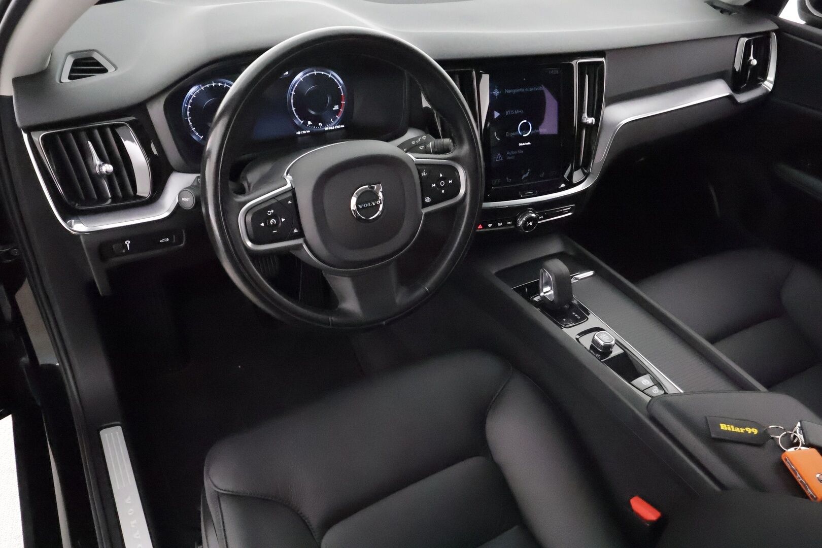 Volvo V60 2022 B3 MHEV Business Edition Aut. ** 1.Om Suomi-auto / Webasto / Koukku / Adapt. Vakkari / Muistipenkki / P. Tutka ** - Nahkasisusta / LED-valot / Kaistavahti / keylessGO / 2x renkaat
