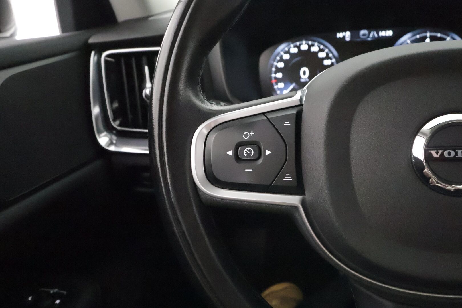 Volvo V60 2022 B3 MHEV Business Edition Aut. ** 1.Om Suomi-auto / Webasto / Koukku / Adapt. Vakkari / Muistipenkki / P. Tutka ** - Nahkasisusta / LED-valot / Kaistavahti / keylessGO / 2x renkaat