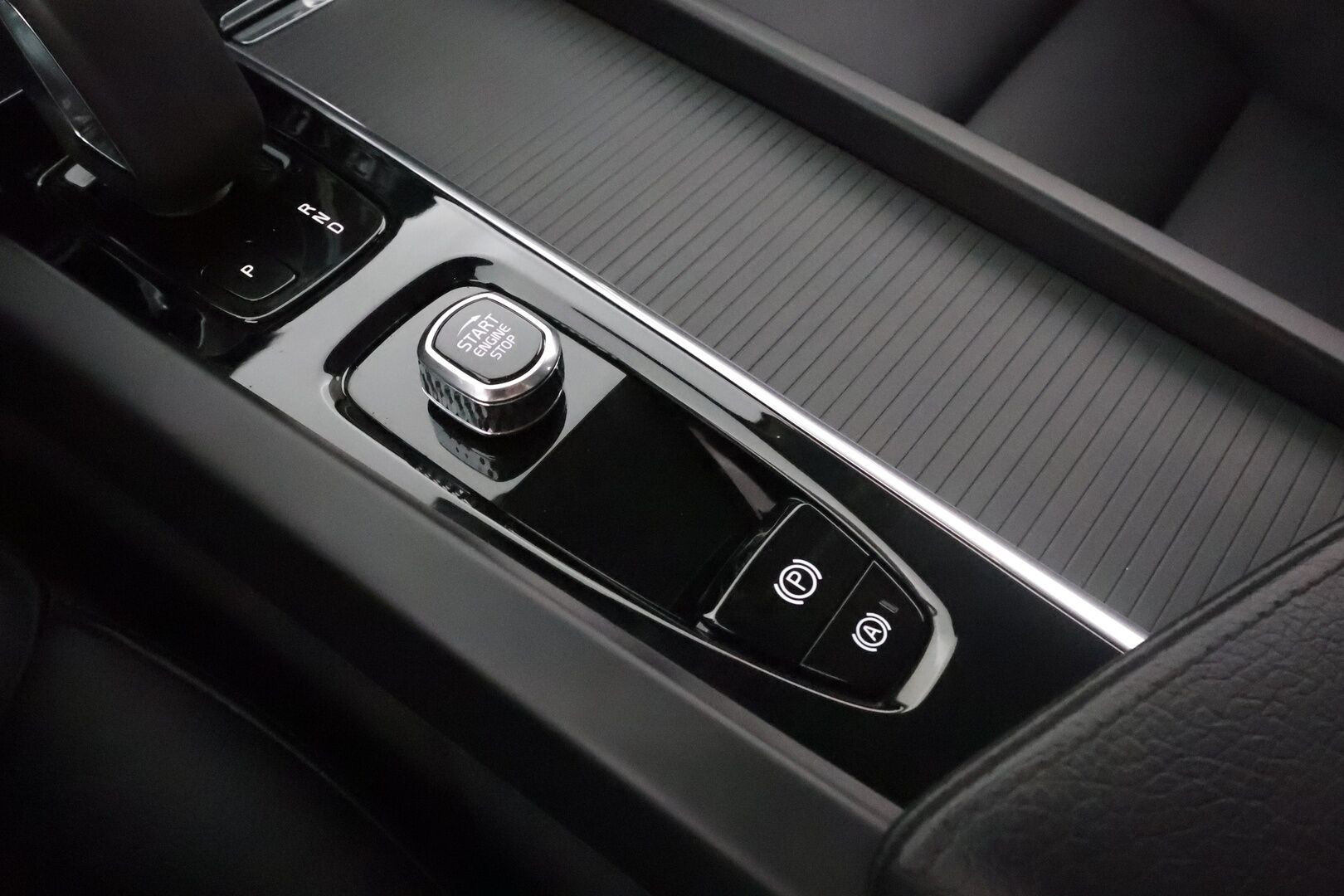 Volvo V60 2022 B3 MHEV Business Edition Aut. ** 1.Om Suomi-auto / Webasto / Koukku / Adapt. Vakkari / Muistipenkki / P. Tutka ** - Nahkasisusta / LED-valot / Kaistavahti / keylessGO / 2x renkaat