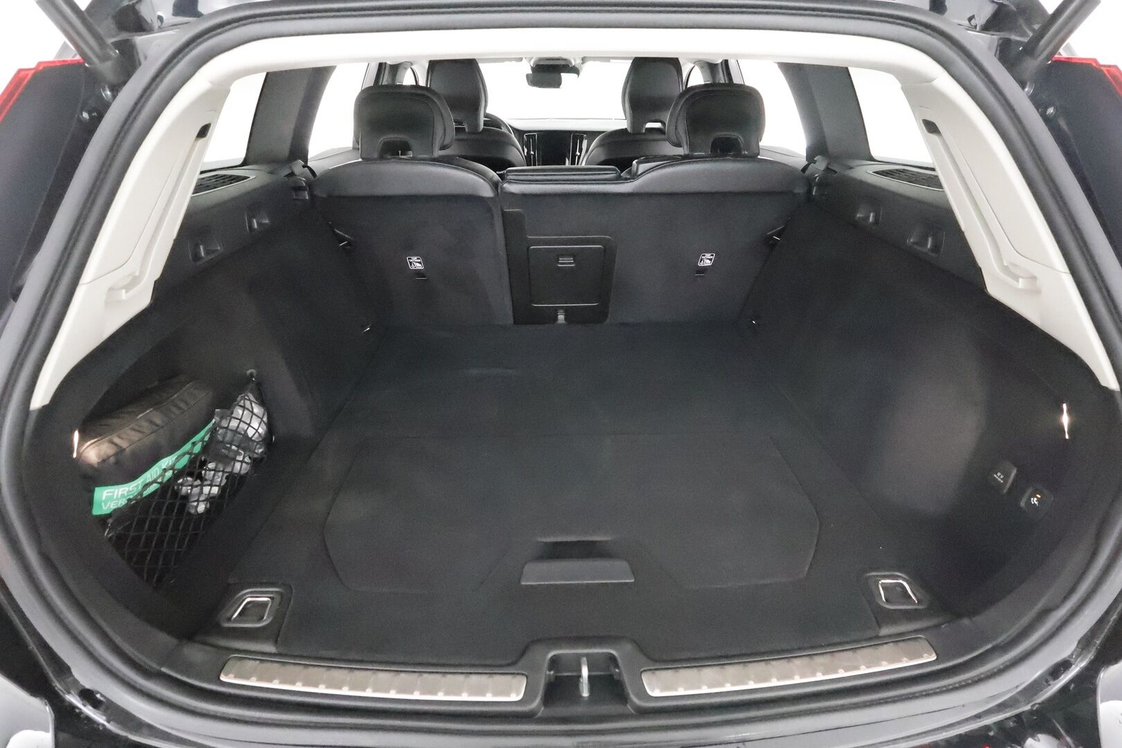 Volvo V60 2022 B3 MHEV Business Edition Aut. ** 1.Om Suomi-auto / Webasto / Koukku / Adapt. Vakkari / Muistipenkki / P. Tutka ** - Nahkasisusta / LED-valot / Kaistavahti / keylessGO / 2x renkaat