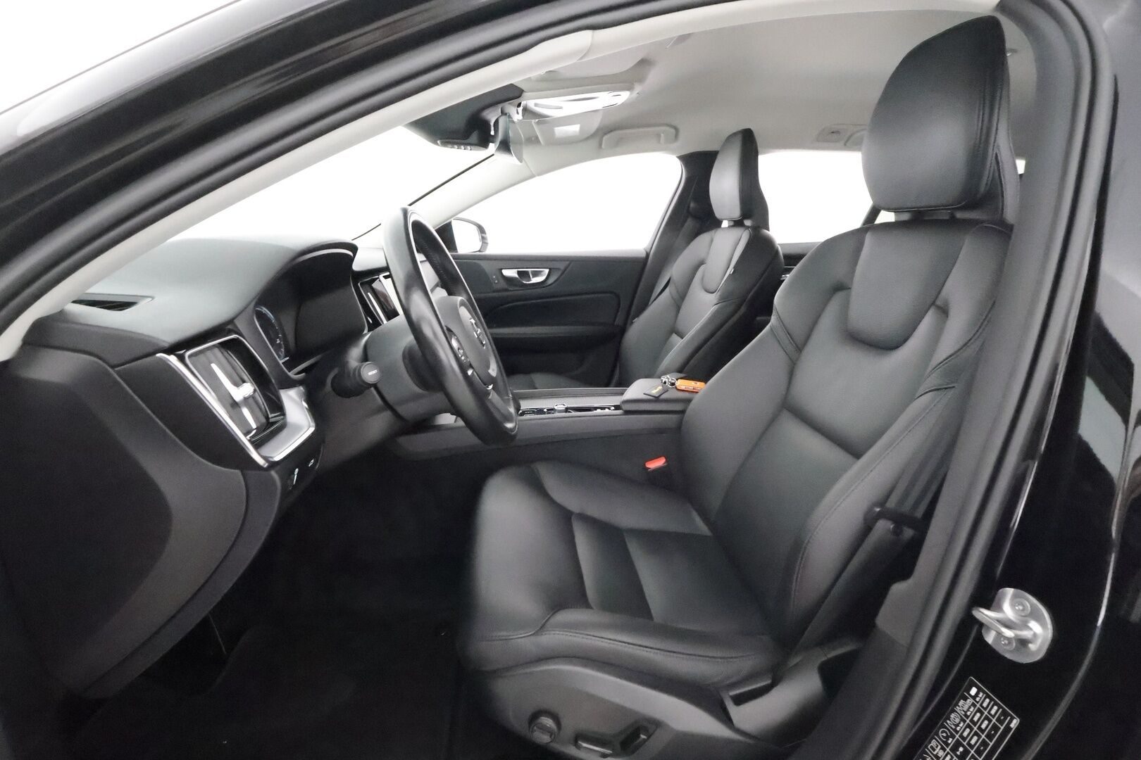Volvo V60 2022 B3 MHEV Business Edition Aut. ** 1.Om Suomi-auto / Webasto / Koukku / Adapt. Vakkari / Muistipenkki / P. Tutka ** - Nahkasisusta / LED-valot / Kaistavahti / keylessGO / 2x renkaat