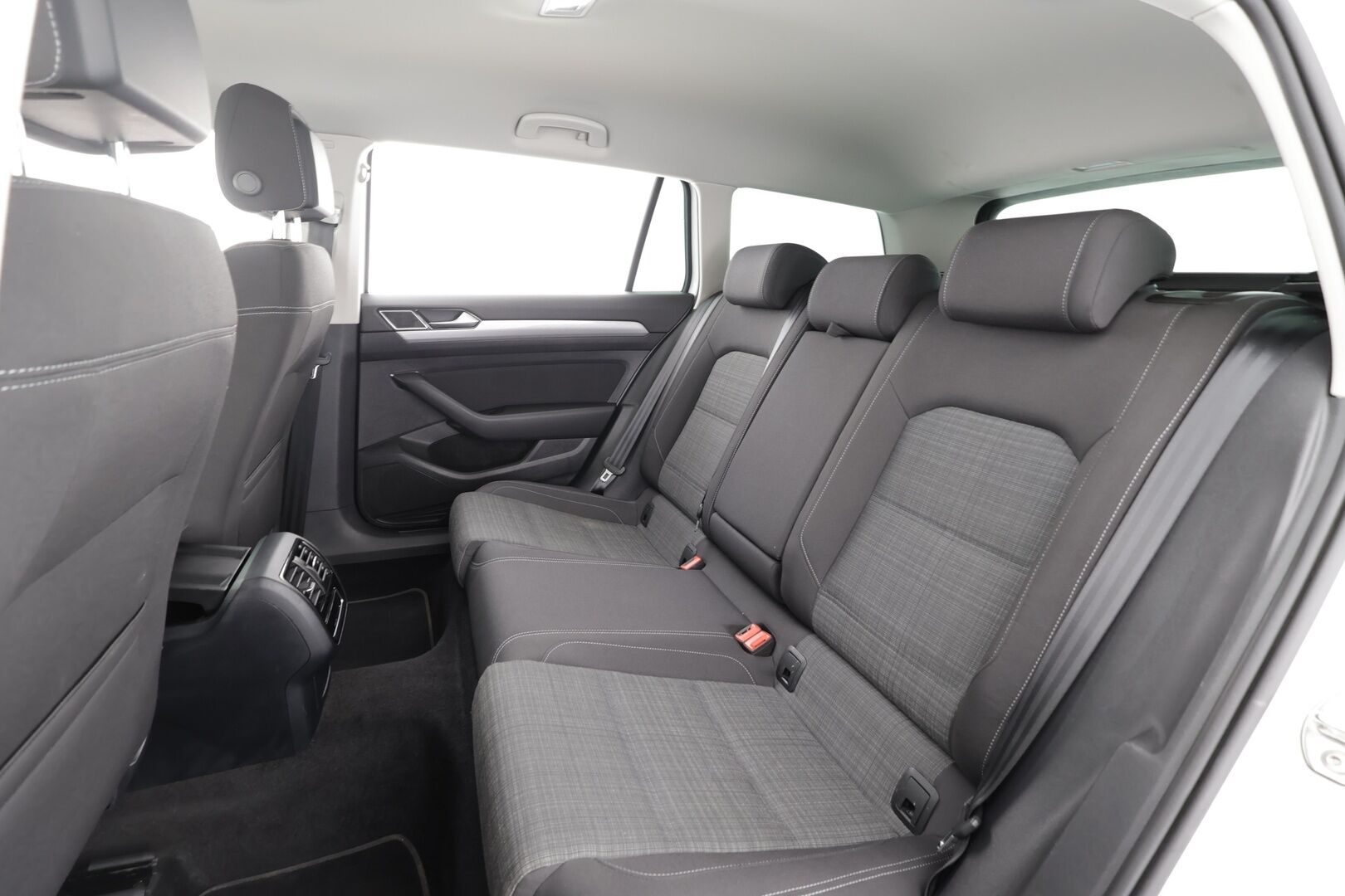 Volkswagen Passat 2022 Variant Comfort Business 1,5 TSI EVO 110 kW DSG * Webasto / Koukku / ACC / LED / P.tutkat / Kaistavahti * - 1-om Suomi-auto / Kahdet renkaat aluvanteilla