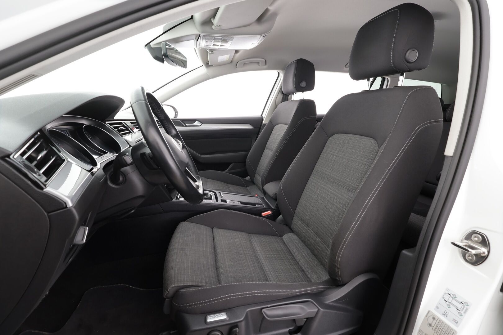 Volkswagen Passat 2022 Variant Comfort Business 1,5 TSI EVO 110 kW DSG * Webasto / Koukku / ACC / LED / P.tutkat / Kaistavahti * - 1-om Suomi-auto / Kahdet renkaat aluvanteilla