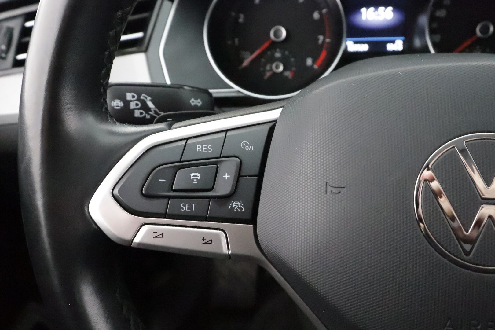 Volkswagen Passat 2022 Variant Comfort Business 1,5 TSI EVO 110 kW DSG * Webasto / Koukku / ACC / LED / P.tutkat / Kaistavahti * - 1-om Suomi-auto / Kahdet renkaat aluvanteilla