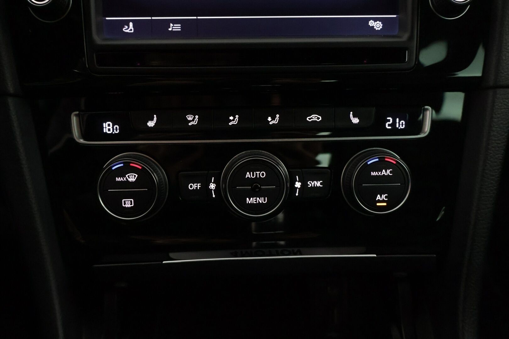 Volkswagen GOLF 2015 R TSI 221 kW (300 hv) BlueMotion Technology 4MOTION DSG-automaatti * Nahkasisusta / Vakkari / Navi / Bluetooth / Ambient Valot * -  * HG performancen ego-x putkisto / Nahka / Vossen / 2x Renkaat *