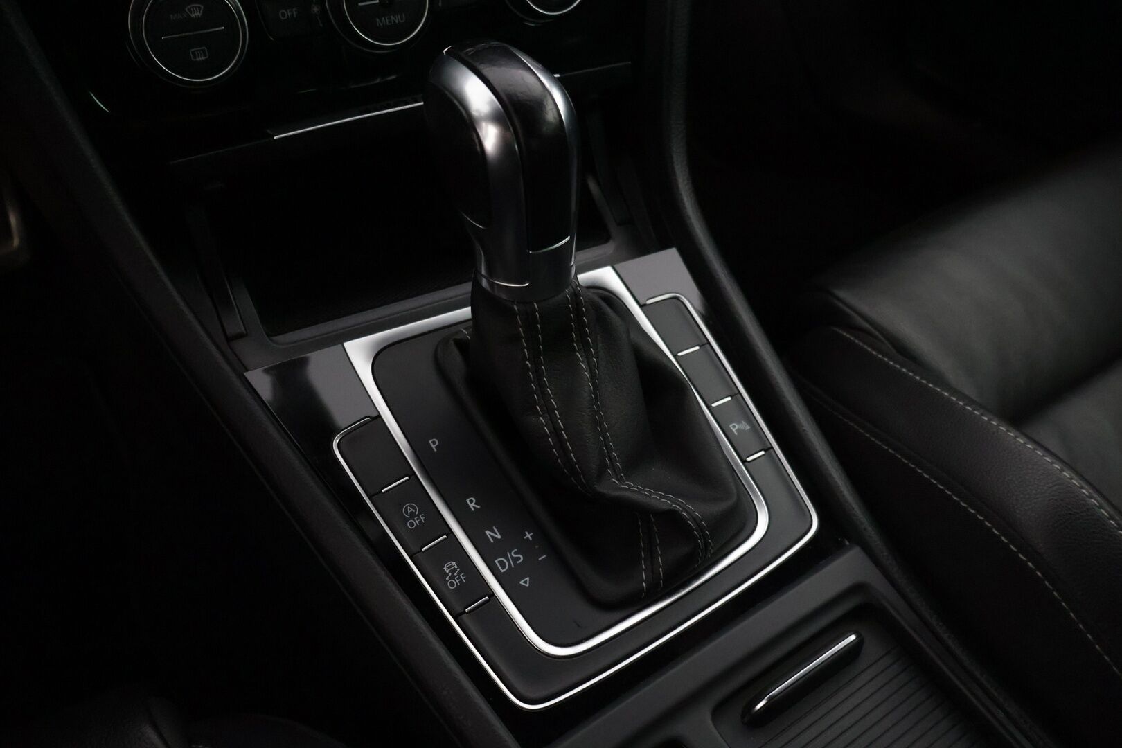 Volkswagen GOLF 2015 R TSI 221 kW (300 hv) BlueMotion Technology 4MOTION DSG-automaatti * Nahkasisusta / Vakkari / Navi / Bluetooth / Ambient Valot * -  * HG performancen ego-x putkisto / Nahka / Vossen / 2x Renkaat *