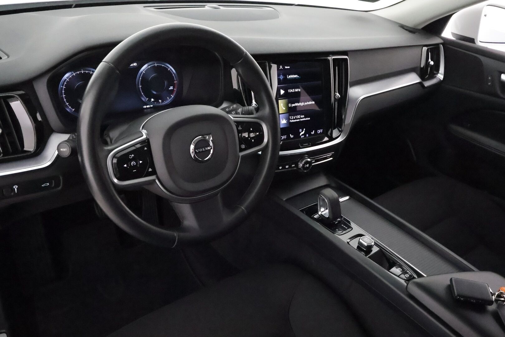 Volvo V60 Cross Country 2022 B4 AWD D-MHEV Business Edition aut **1.Om suomi-auto / Webasto / Koukku / Adapt.Vakkari / P. Kamera / LED-valot / Navi** - 3,99 % KORKOTARJOUS TÄHÄN AUTOON - Digimittaristo / Kaistavahti / KeylessGO / 2x Renkaat