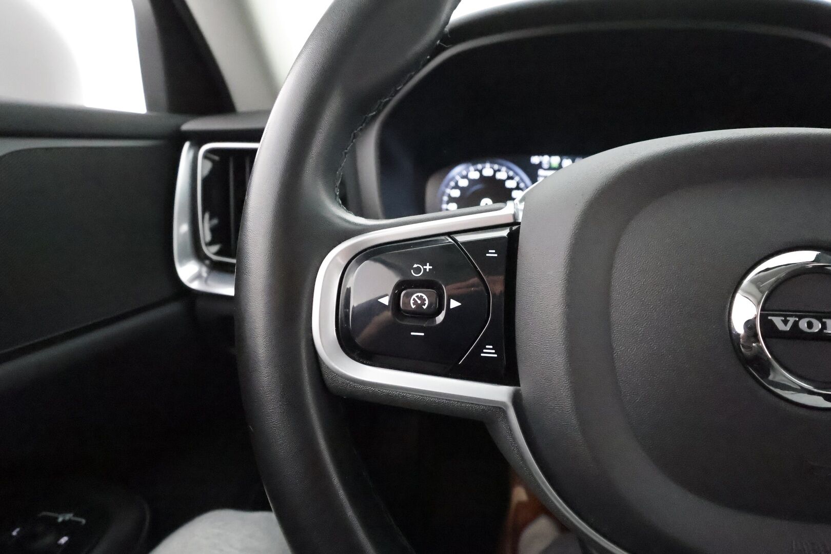Volvo V60 Cross Country 2022 B4 AWD D-MHEV Business Edition aut **1.Om suomi-auto / Webasto / Koukku / Adapt.Vakkari / P. Kamera / LED-valot / Navi** - 3,99 % KORKOTARJOUS TÄHÄN AUTOON - Digimittaristo / Kaistavahti / KeylessGO / 2x Renkaat