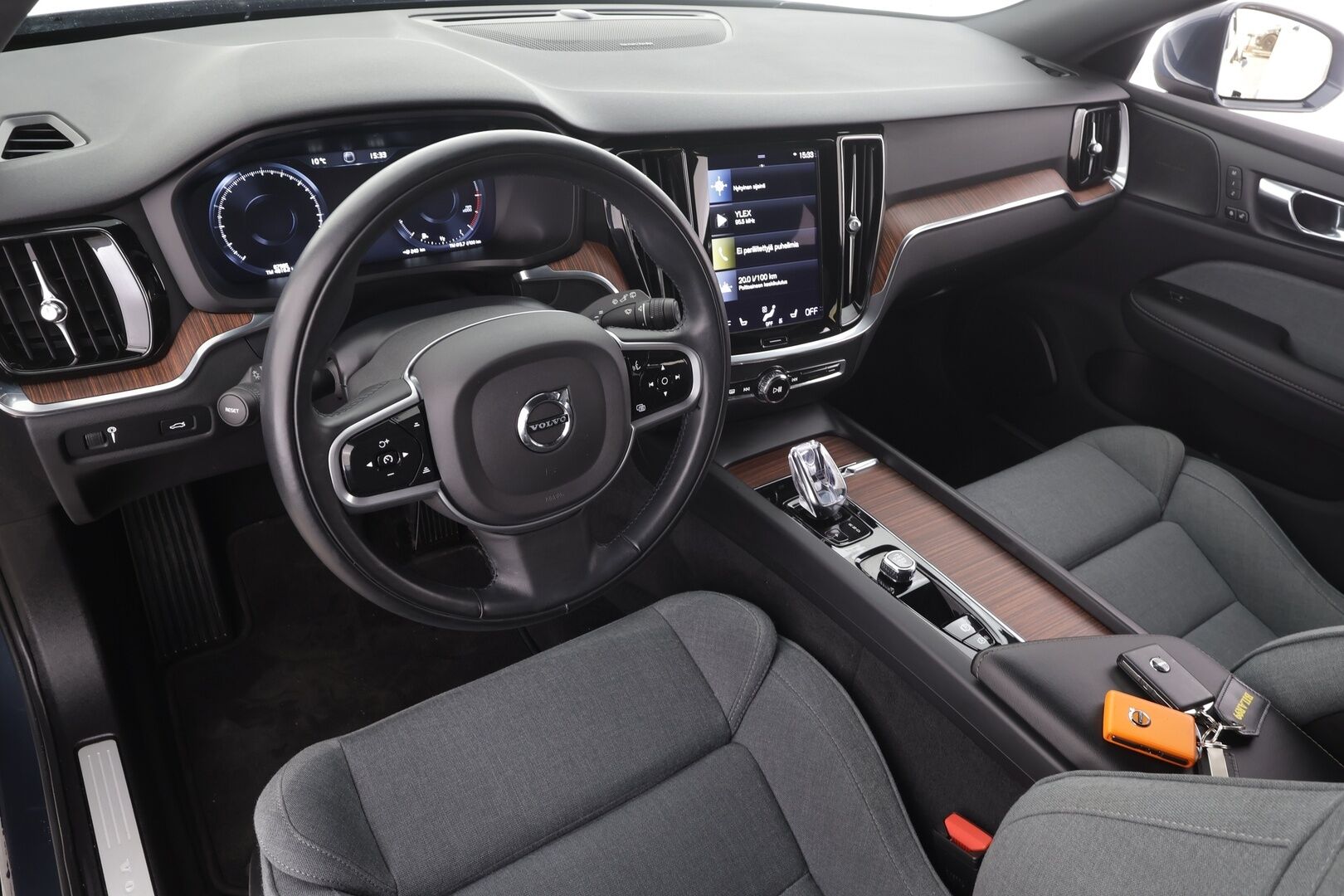 Volvo V60 2022 B4 D-MHEV Business Inscription Edition aut * ACC / P.kamera / Full LED / H&K / Muistipenkit / KeylessGo * - 1.Om Suomi-auto / Kahdet renkaat aluvanteilla / Merkkihuollettu / Juuri huollettu / Alv