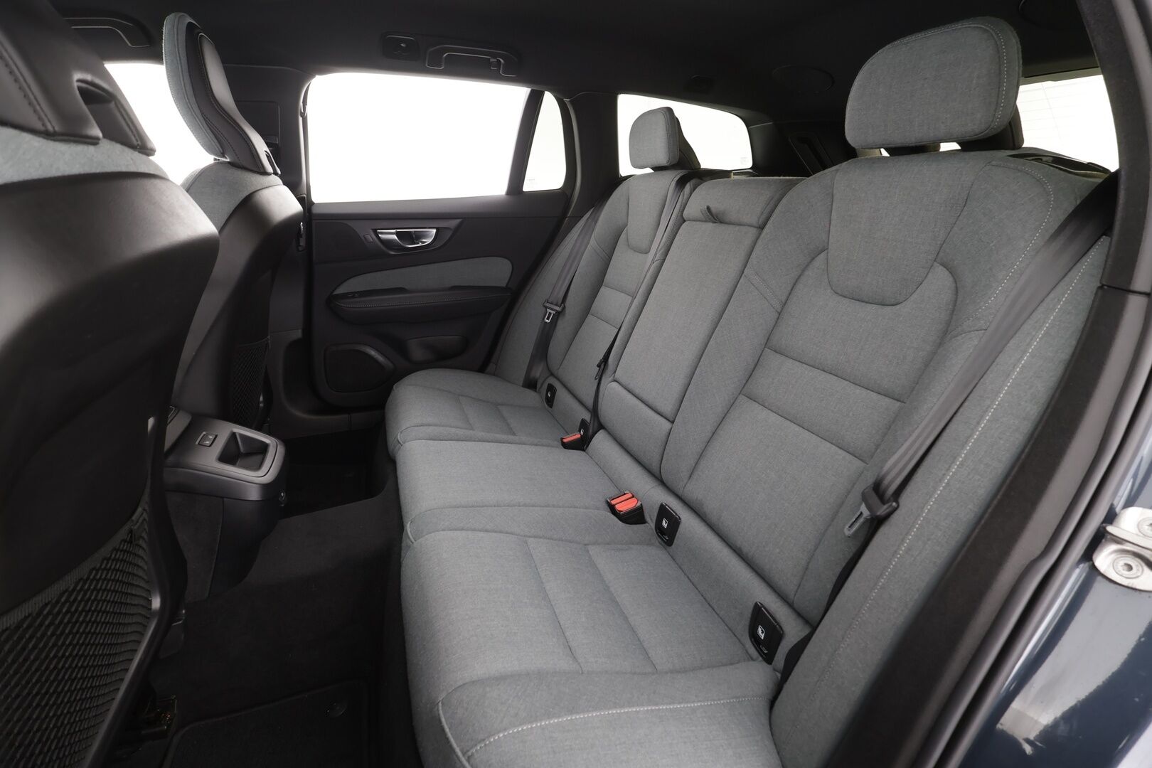 Volvo V60 2022 B4 D-MHEV Business Inscription Edition aut * ACC / P.kamera / Full LED / H&K / Muistipenkit / KeylessGo * - 1.Om Suomi-auto / Kahdet renkaat aluvanteilla / Merkkihuollettu / Juuri huollettu / Alv