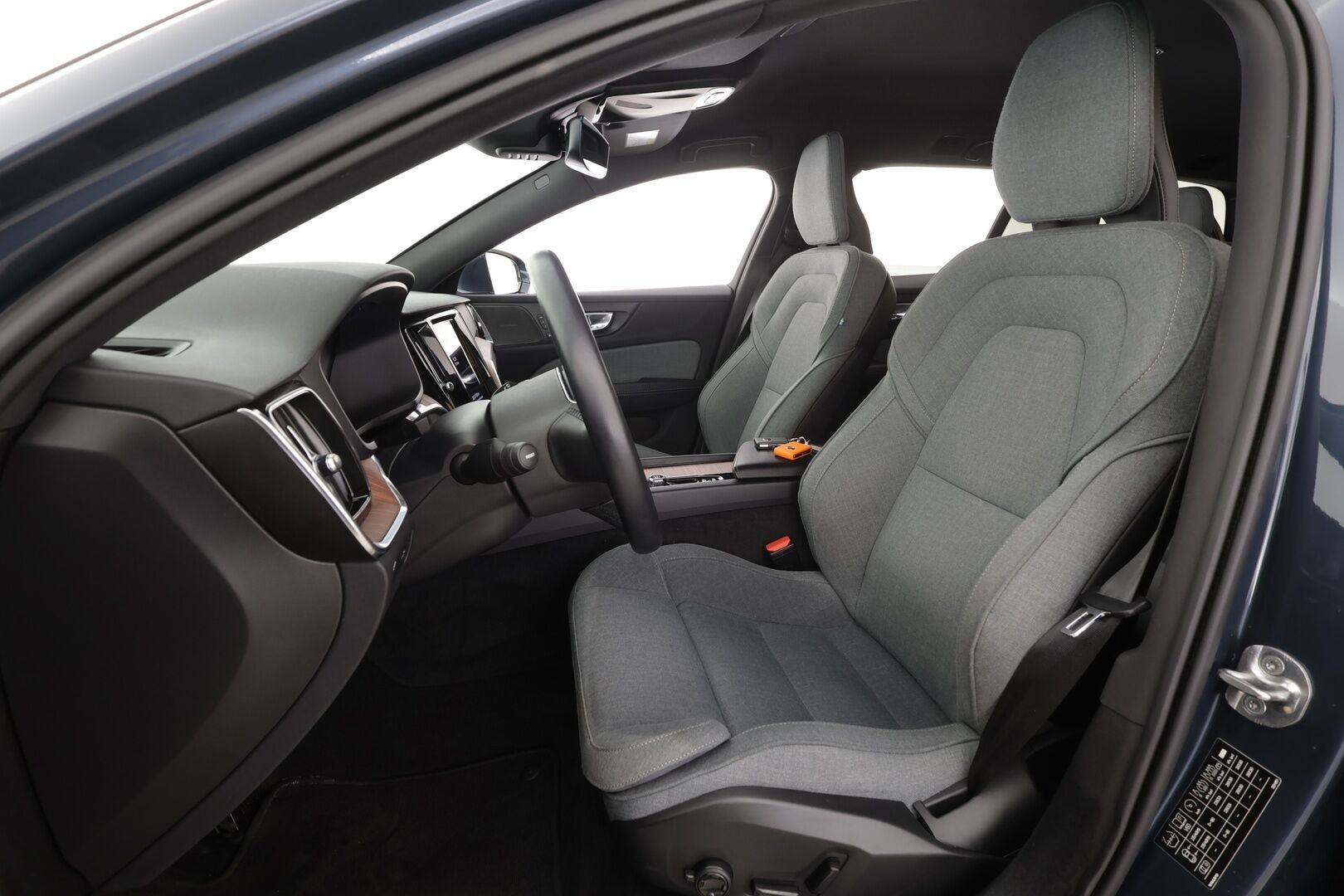 Volvo V60 2022 B4 D-MHEV Business Inscription Edition aut * ACC / P.kamera / Full LED / H&K / Muistipenkit / KeylessGo * - KATSO TÄMÄ TÄYSIN POIKKEUKSELLINEN KAMPANJAHINTA! / 1.Om Suomi-auto / Kahdet renkaat aluvanteilla / Merkkihuollettu / Juuri huollettu / Alv