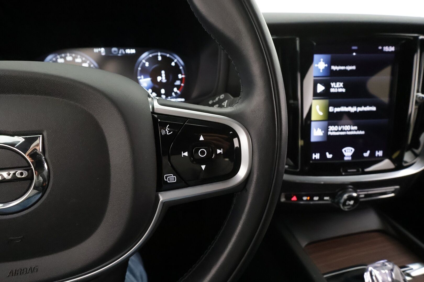 Volvo V60 2022 B4 D-MHEV Business Inscription Edition aut * ACC / P.kamera / Full LED / H&K / Muistipenkit / KeylessGo * - 1.Om Suomi-auto / Kahdet renkaat aluvanteilla / Merkkihuollettu