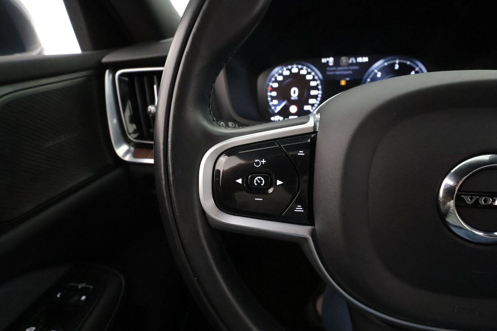 Volvo V60 2022 B4 D-MHEV Business Inscription Edition aut * ACC / P.kamera / Full LED / H&K / Muistipenkit / KeylessGo * - 1.Om Suomi-auto / Kahdet renkaat aluvanteilla / Merkkihuollettu / Juuri huollettu / Alv