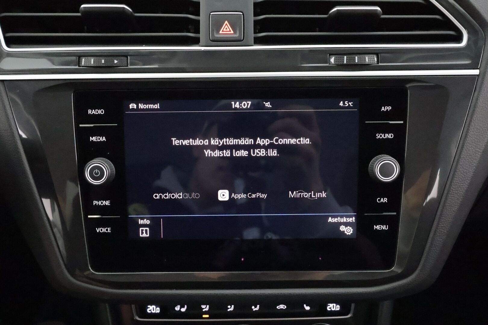 Volkswagen Tiguan 2018 Highline 2,0 TDI SCR 140 kW 4MOTION DSG * ACC / Webasto / Hierova penkki / Koukku / Adapt.LED * - Kahdet renkaat aluvanteilla - HULLUT AVAJAISHULINAT KORKOTARJOUS 3,29 %