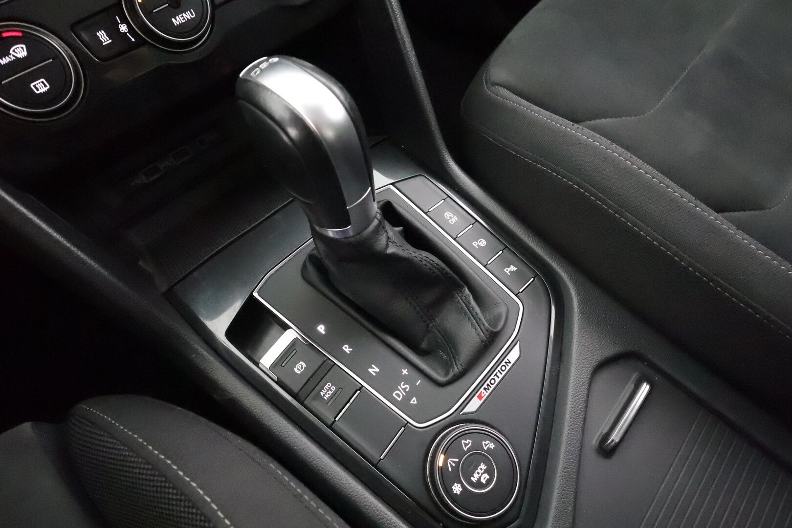 Volkswagen Tiguan 2018 Highline 2,0 TDI SCR 140 kW 4MOTION DSG * ACC / Webasto / Hierova penkki / Koukku / Adapt.LED * - Kahdet renkaat aluvanteilla - HULLUT AVAJAISHULINAT KORKOTARJOUS 3,29 %