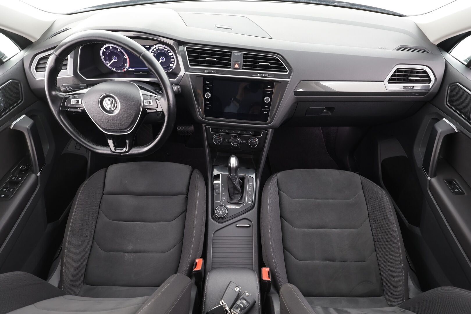 Volkswagen Tiguan 2018 Highline 2,0 TDI SCR 140 kW 4MOTION DSG * ACC / Webasto / Hierova penkki / Koukku / Adapt.LED * - Kahdet renkaat aluvanteilla - HULLUT AVAJAISHULINAT KORKOTARJOUS 3,29 %