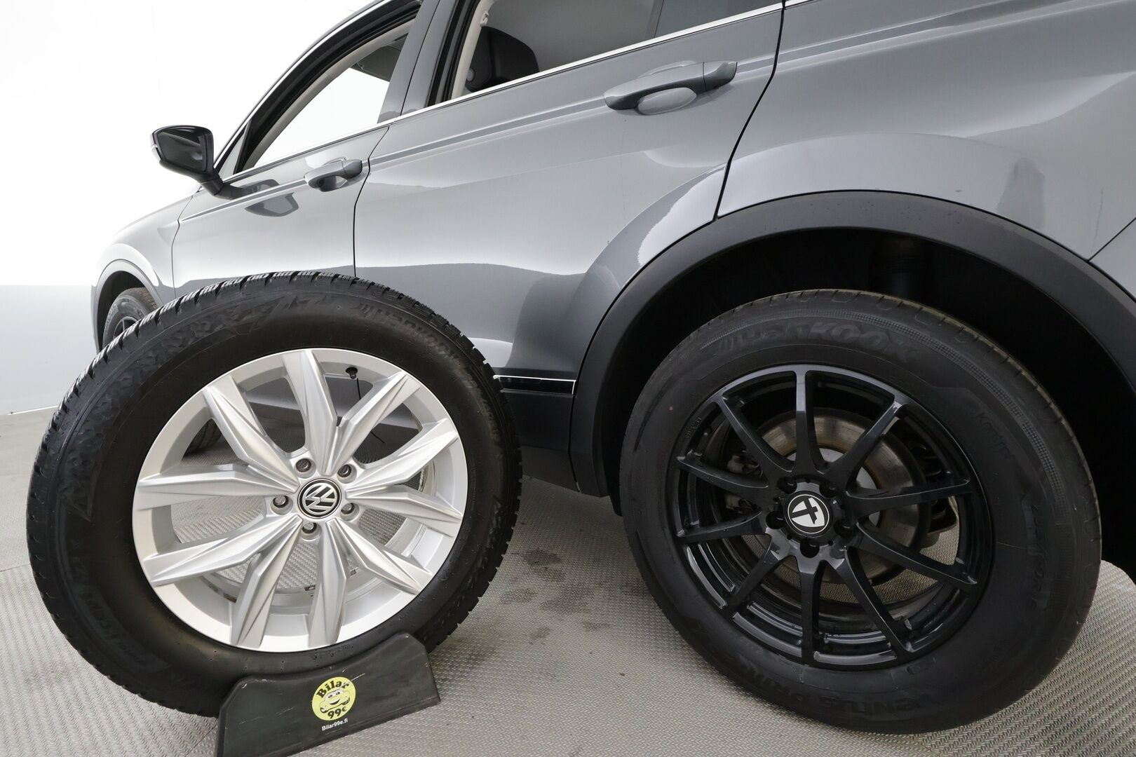 Volkswagen Tiguan 2018 Highline 2,0 TDI SCR 140 kW 4MOTION DSG * ACC / Webasto / Hierova penkki / Koukku / Adapt.LED * - Kahdet renkaat aluvanteilla - HULLUT AVAJAISHULINAT KORKOTARJOUS 3,29 %