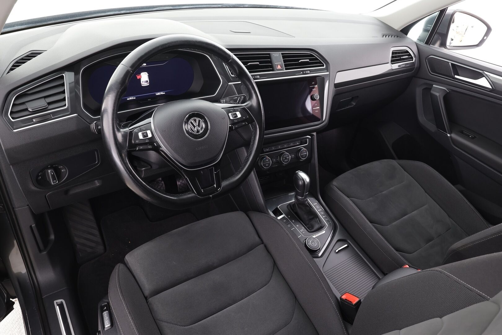 Volkswagen Tiguan 2018 Highline 2,0 TDI SCR 140 kW 4MOTION DSG * ACC / Webasto / Hierova penkki / Koukku / Adapt.LED * - Kahdet renkaat aluvanteilla - HULLUT AVAJAISHULINAT KORKOTARJOUS 3,29 %