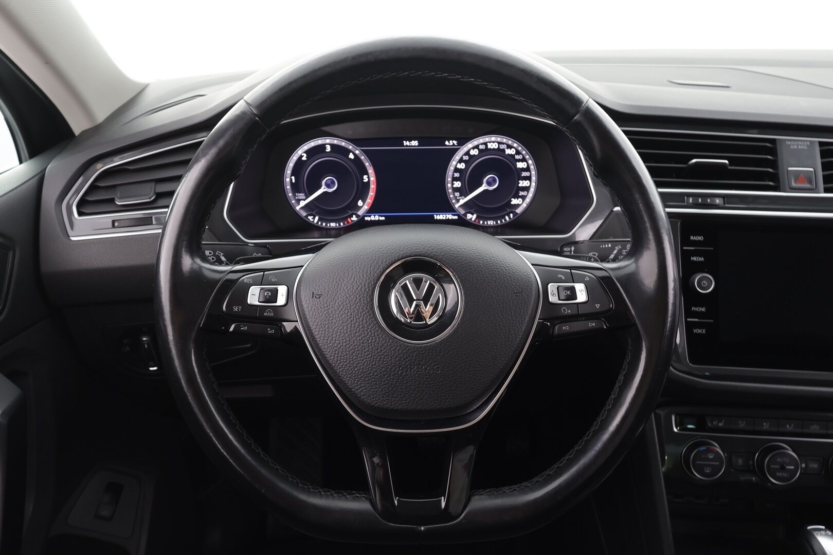 Volkswagen Tiguan 2018 Highline 2,0 TDI SCR 140 kW 4MOTION DSG * ACC / Webasto / Hierova penkki / Koukku / Adapt.LED * - Kahdet renkaat aluvanteilla - HULLUT AVAJAISHULINAT KORKOTARJOUS 3,29 %