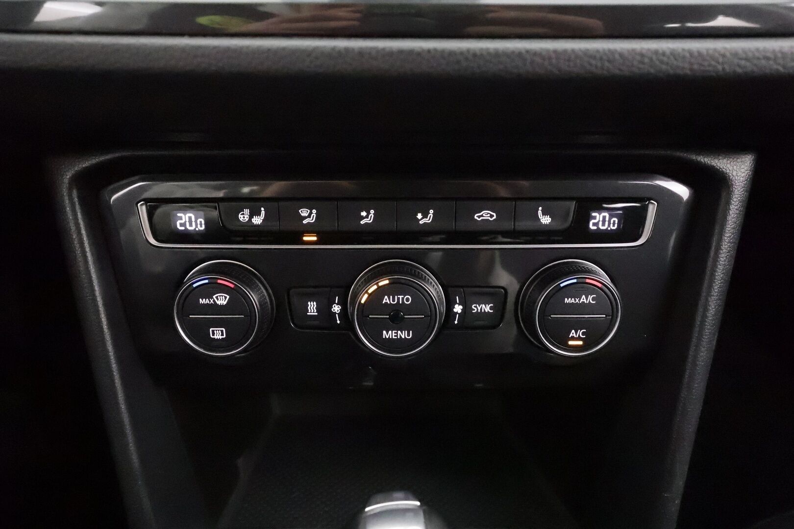 Volkswagen Tiguan 2018 Highline 2,0 TDI SCR 140 kW 4MOTION DSG * ACC / Webasto / Hierova penkki / Koukku / Adapt.LED * - Kahdet renkaat aluvanteilla - HULLUT AVAJAISHULINAT KORKOTARJOUS 3,29 %