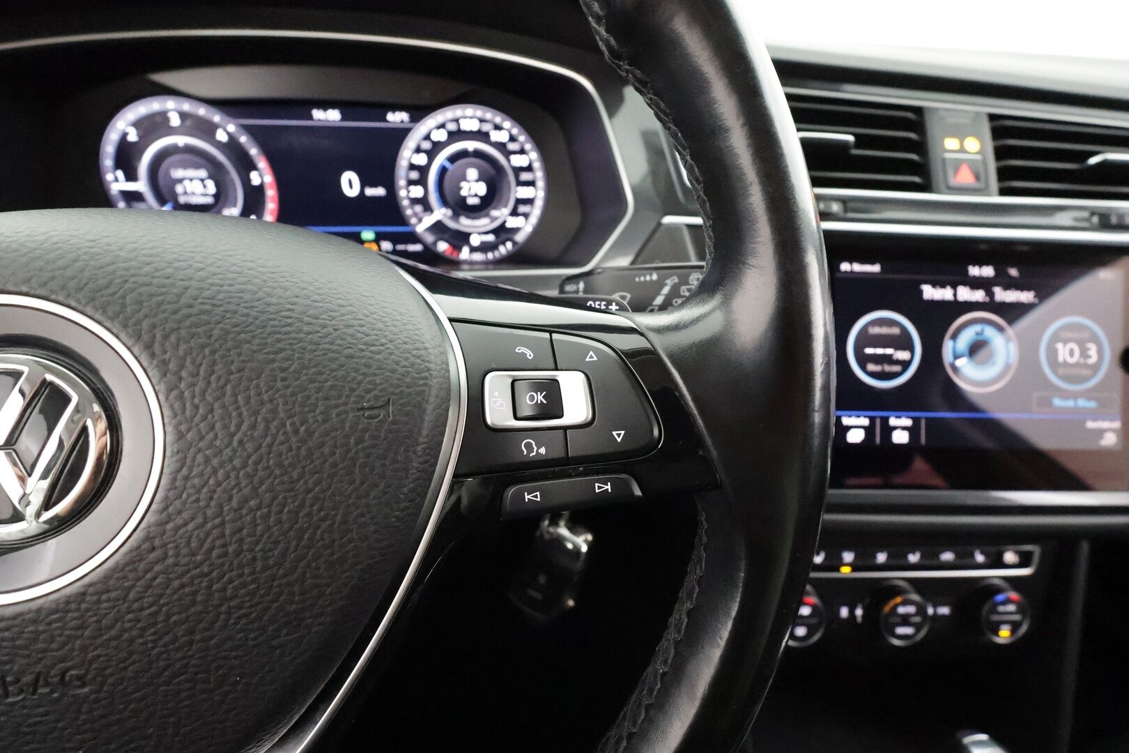 Volkswagen Tiguan 2018 Highline 2,0 TDI SCR 140 kW 4MOTION DSG * ACC / Webasto / Hierova penkki / Koukku / Adapt.LED * - Kahdet renkaat aluvanteilla - HULLUT AVAJAISHULINAT KORKOTARJOUS 3,29 %