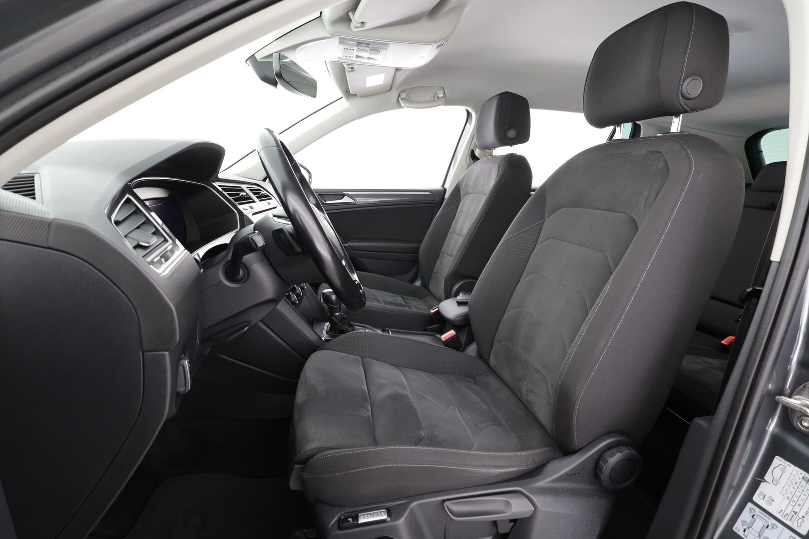 Volkswagen Tiguan 2018 Highline 2,0 TDI SCR 140 kW 4MOTION DSG * ACC / Webasto / Hierova penkki / Koukku / Adapt.LED * - Kahdet renkaat aluvanteilla - HULLUT AVAJAISHULINAT KORKOTARJOUS 3,29 %