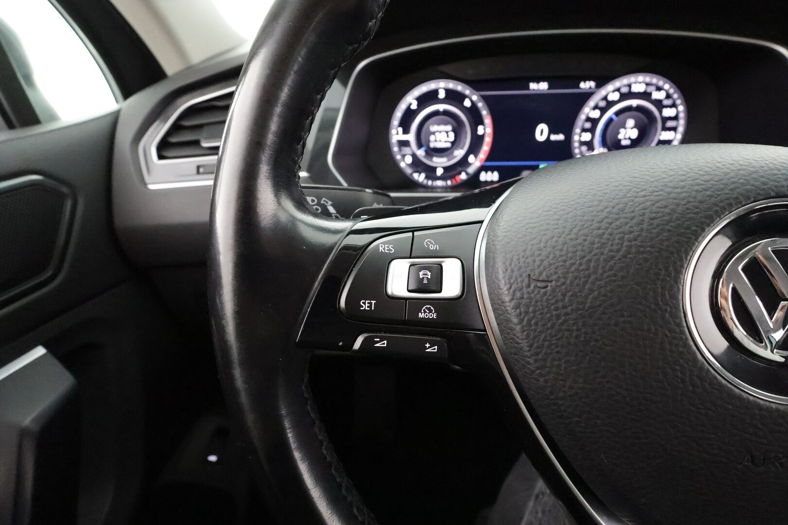 Volkswagen Tiguan 2018 Highline 2,0 TDI SCR 140 kW 4MOTION DSG * ACC / Webasto / Hierova penkki / Koukku / Adapt.LED * - Kahdet renkaat aluvanteilla - HULLUT AVAJAISHULINAT KORKOTARJOUS 3,29 %