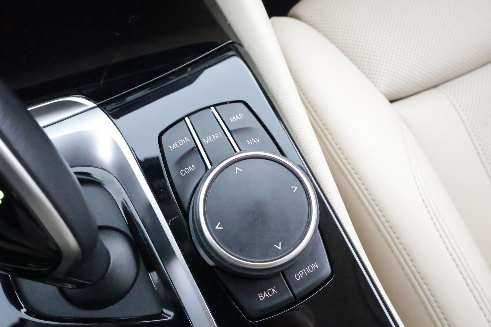 BMW 530 2022 G30 Sedan 530e xDrive A Charged Edition * ACC / Vaaleat Sporttinahat / HiFi / Adapt.LED / Peruutuskamera / Comfort Access / Navi - Koukku / Suomi-auto / Kahdet renkaat aluvanteilla