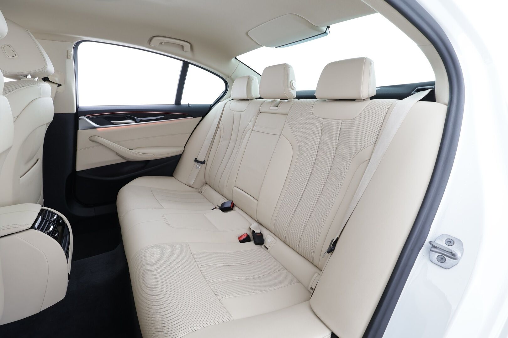 BMW 530 2022 G30 Sedan 530e xDrive A Charged Edition * ACC / Vaaleat Sporttinahat / HiFi / Adapt.LED / Peruutuskamera / Comfort Access / Navi - Koukku / Suomi-auto / Kahdet renkaat aluvanteilla