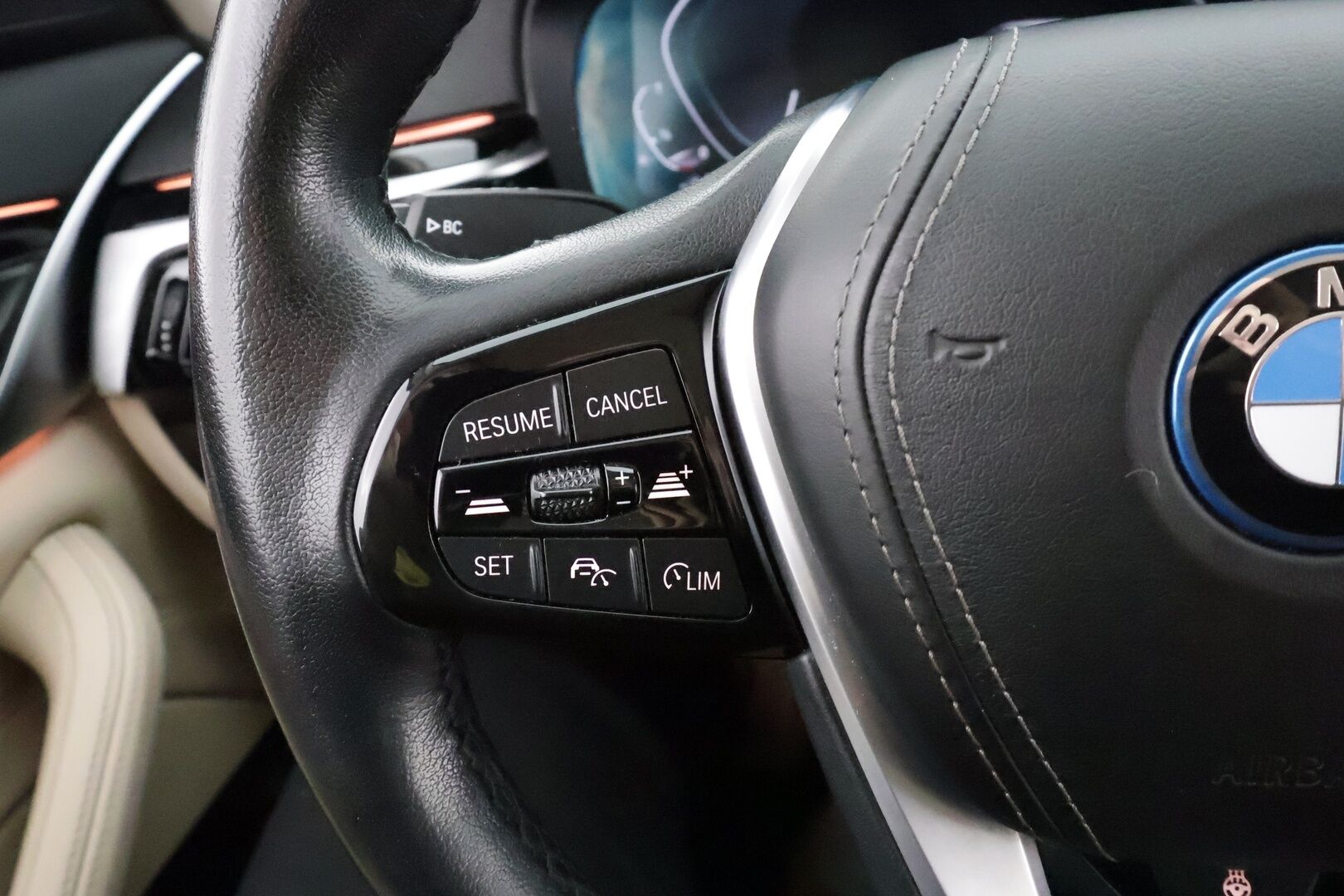 BMW 530 2022 G30 Sedan 530e xDrive A Charged Edition * ACC / P.kamera / Adapt.LED / Navi / Comfort Access / Hifi / Vaaleat sporttinahat * - Koukku / Suomi-auto / Kahdet renkaat aluvanteilla - HULLU BLACKWEEK KORKOTARJOUS 2,49%