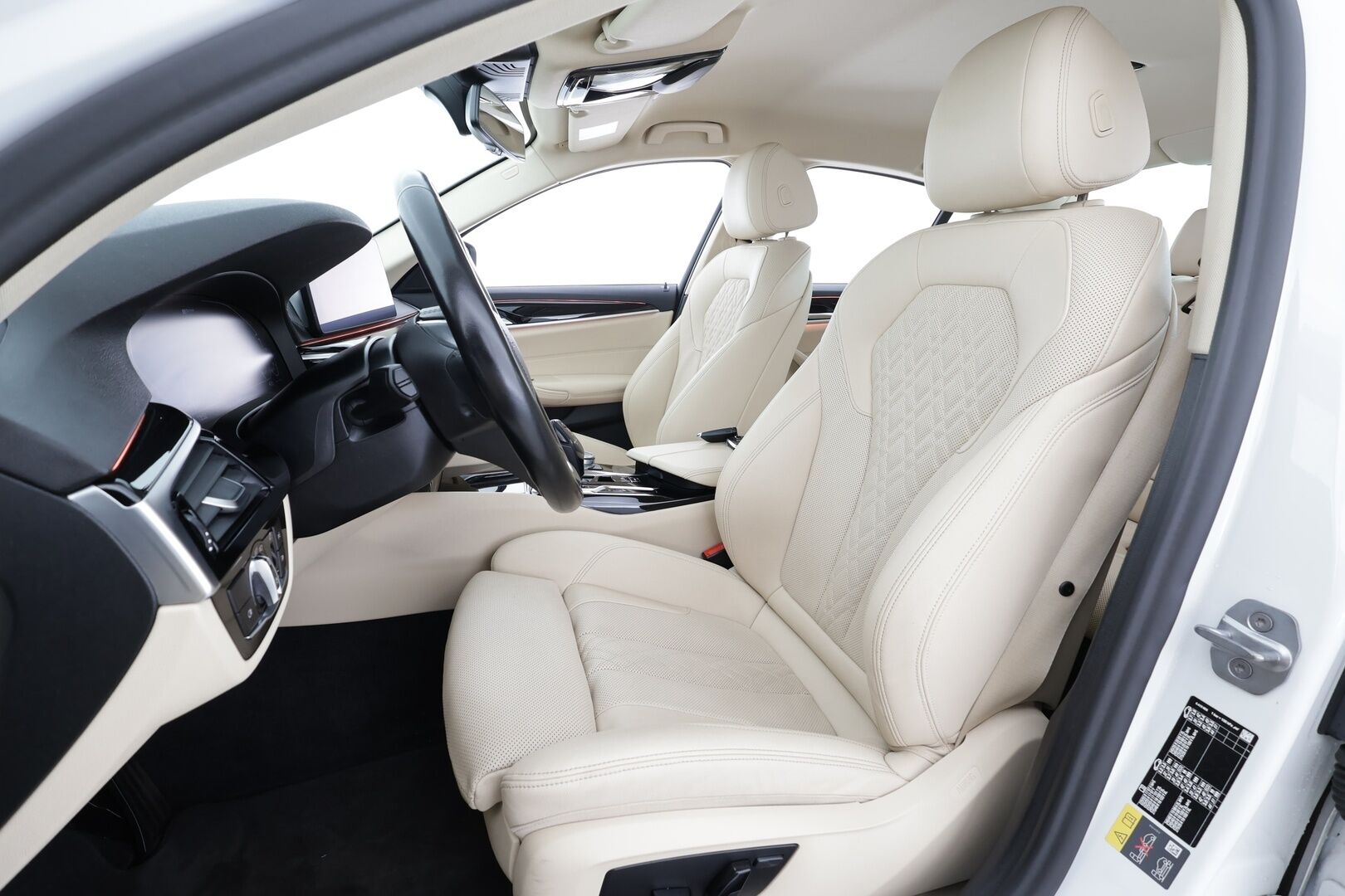 BMW 530 2022 G30 Sedan 530e xDrive A Charged Edition * ACC / Vaaleat Sporttinahat / HiFi / Adapt.LED / Peruutuskamera / Comfort Access / Navi - Koukku / Suomi-auto / Kahdet renkaat aluvanteilla