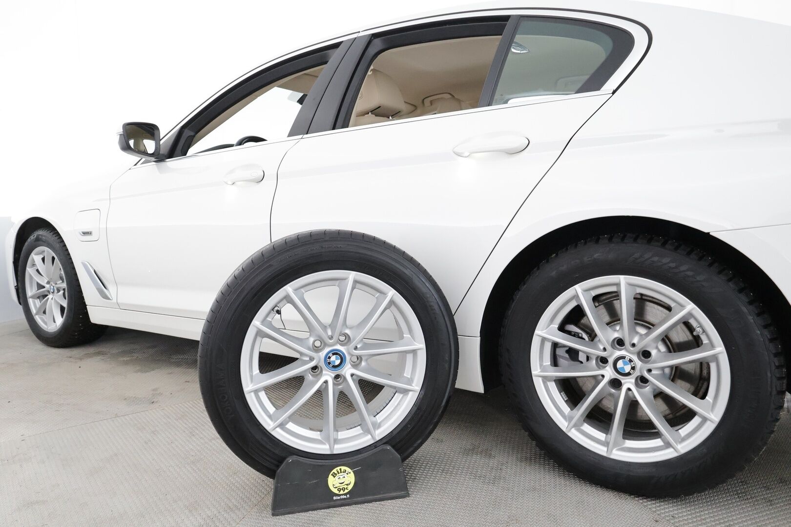 BMW 530 2022 G30 Sedan 530e xDrive A Charged Edition * ACC / Vaaleat Sporttinahat / HiFi / Adapt.LED / Peruutuskamera / Comfort Access / Navi - Koukku / Suomi-auto / Kahdet renkaat aluvanteilla