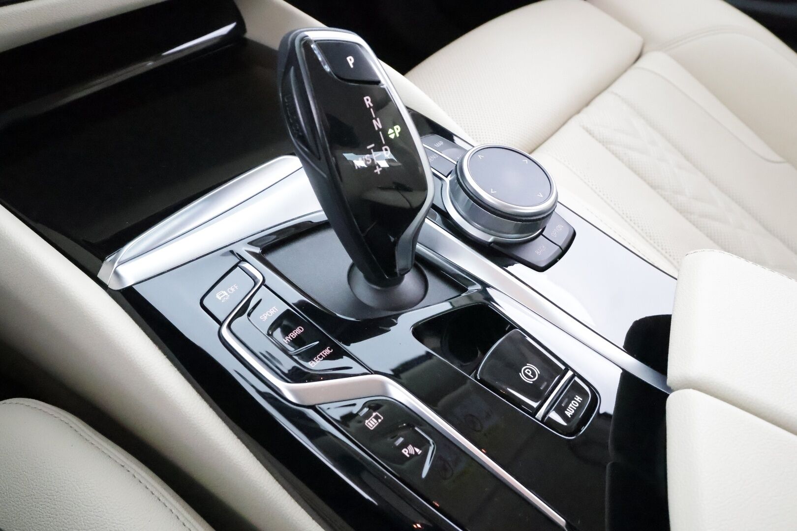 BMW 530 2022 G30 Sedan 530e xDrive A Charged Edition * ACC / Vaaleat Sporttinahat / HiFi / Adapt.LED / Peruutuskamera / Comfort Access / Navi - Koukku / Suomi-auto / Kahdet renkaat aluvanteilla