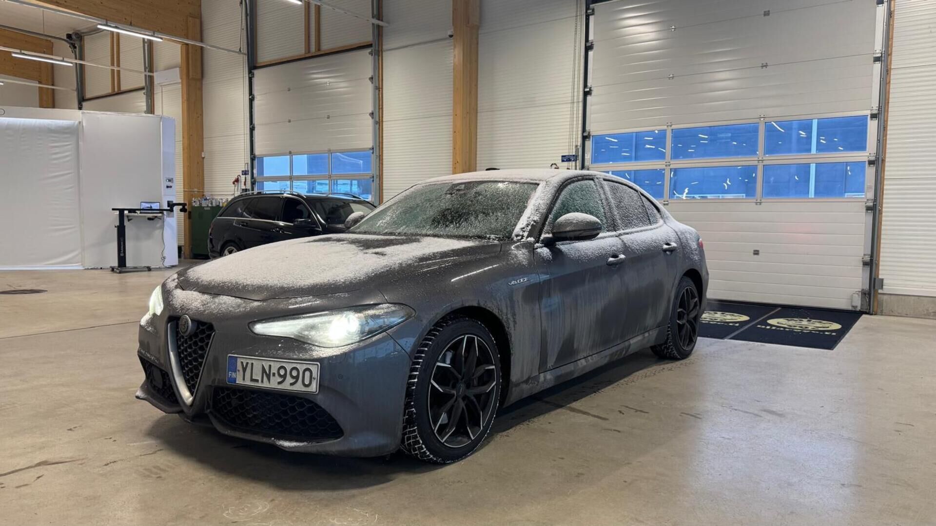 Alfa Romeo Giulia 2017 2.0 280hp AT8 AWD Veloce * ACC / Nahkasisusta / Harman&Kardon / Muistipenkki / Blis / Peruutuskamera * - 2x Vanteet / Juuri huollettu / Upea! - HULLU BLACKWEEK KORKOTARJOUS 2,49%